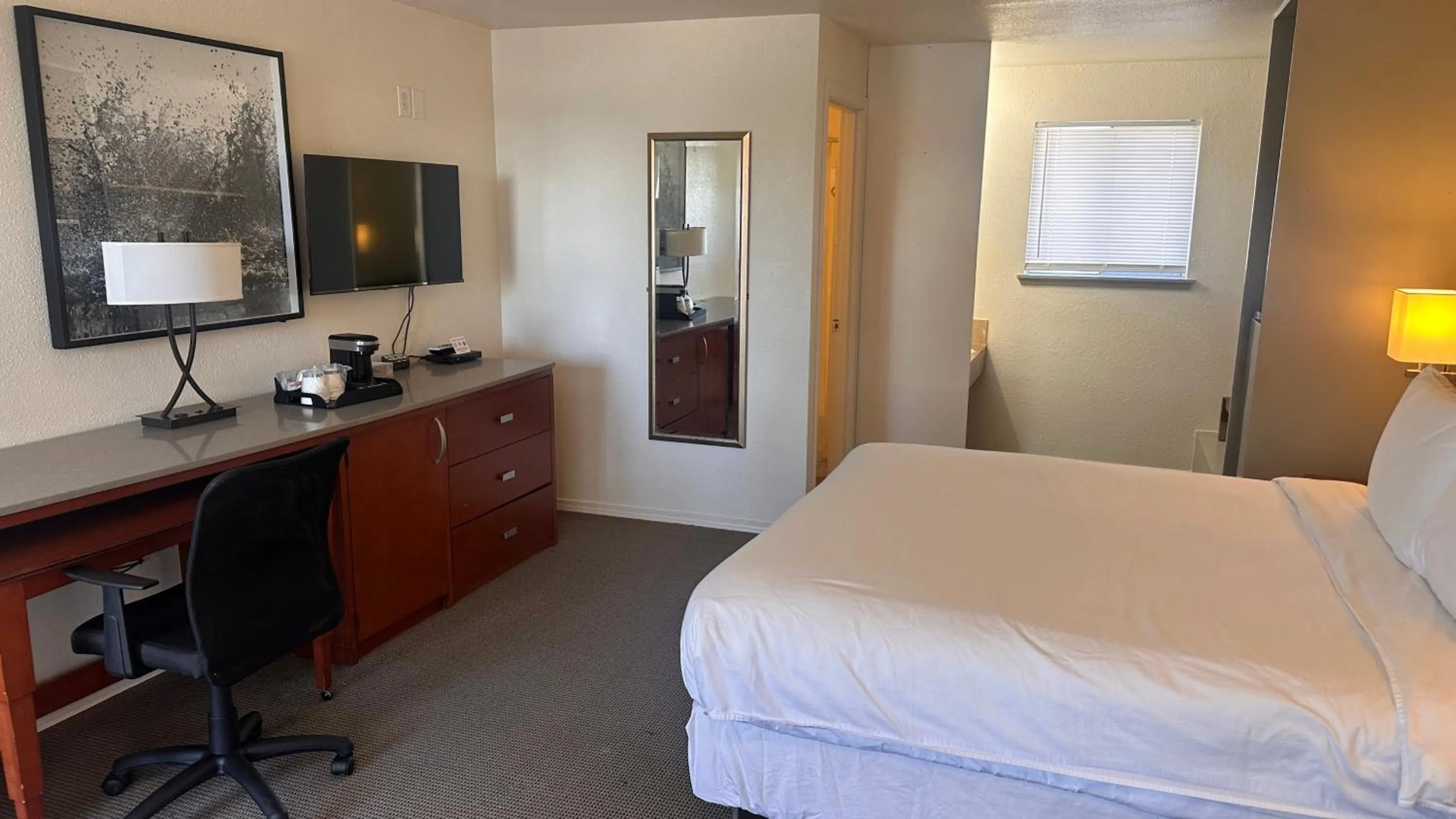 Bed in Lakeshore Inn Water Front