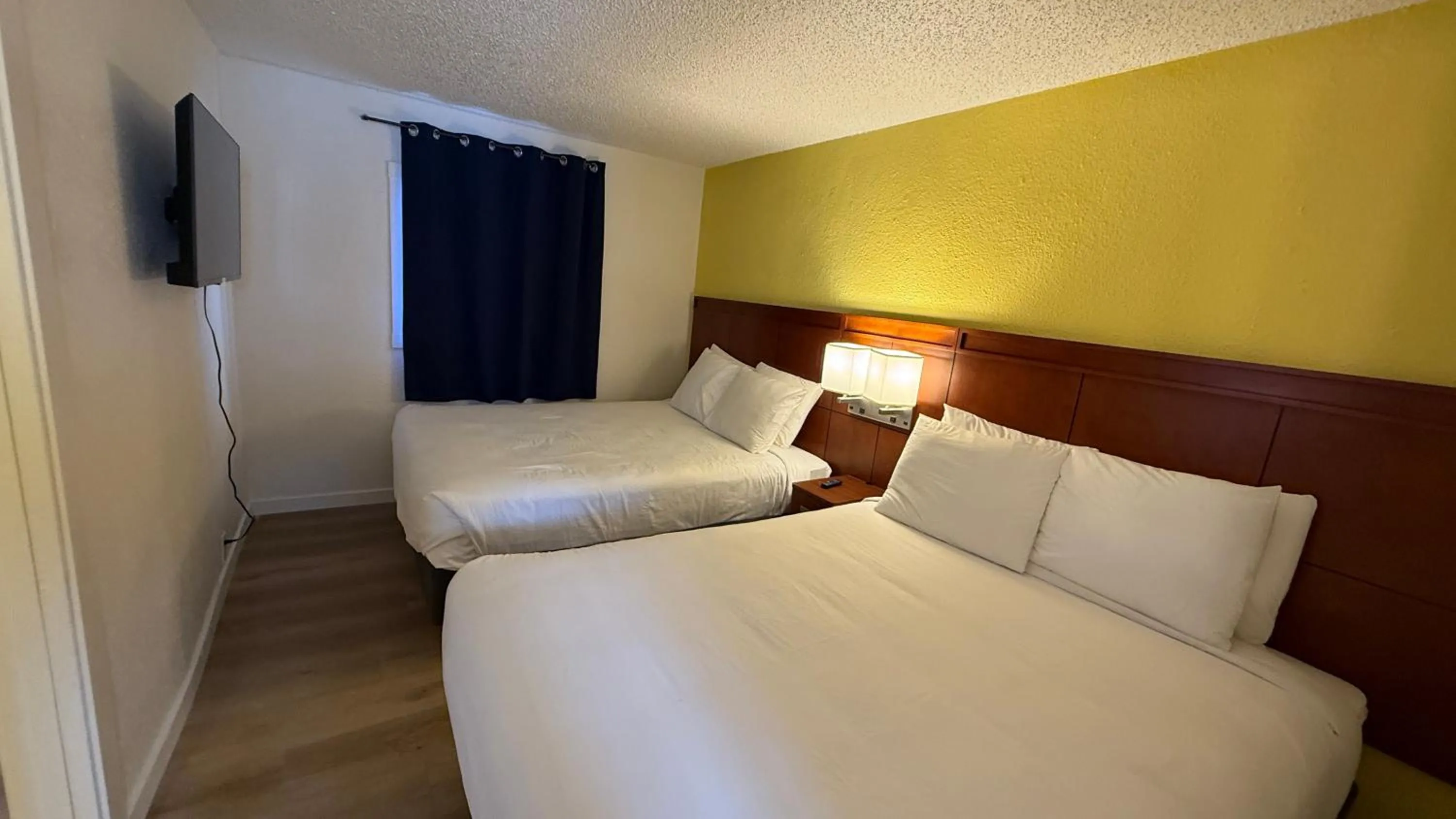 Bed in Lakeshore Inn Water Front