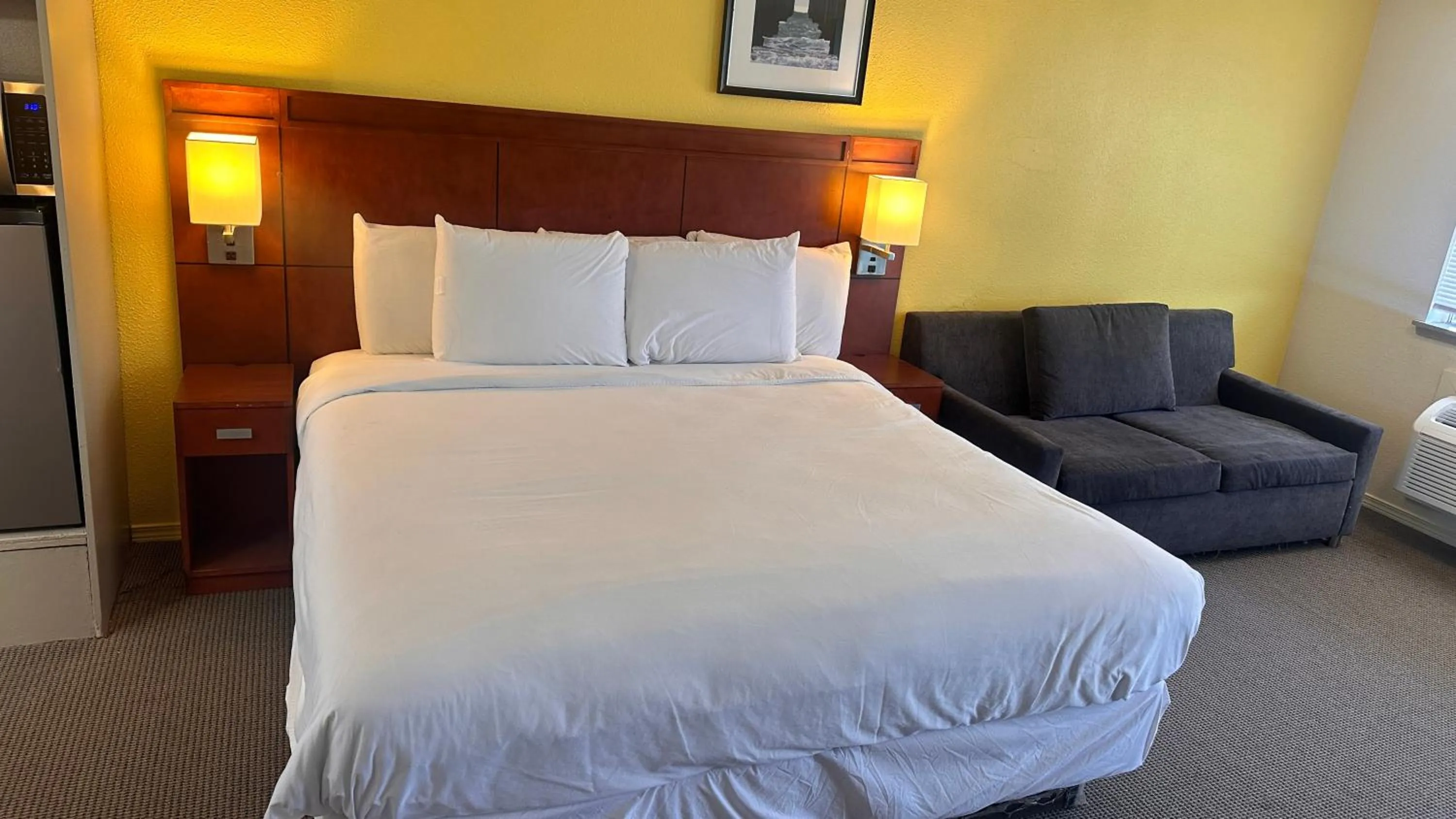 Bed in Lakeshore Inn Water Front