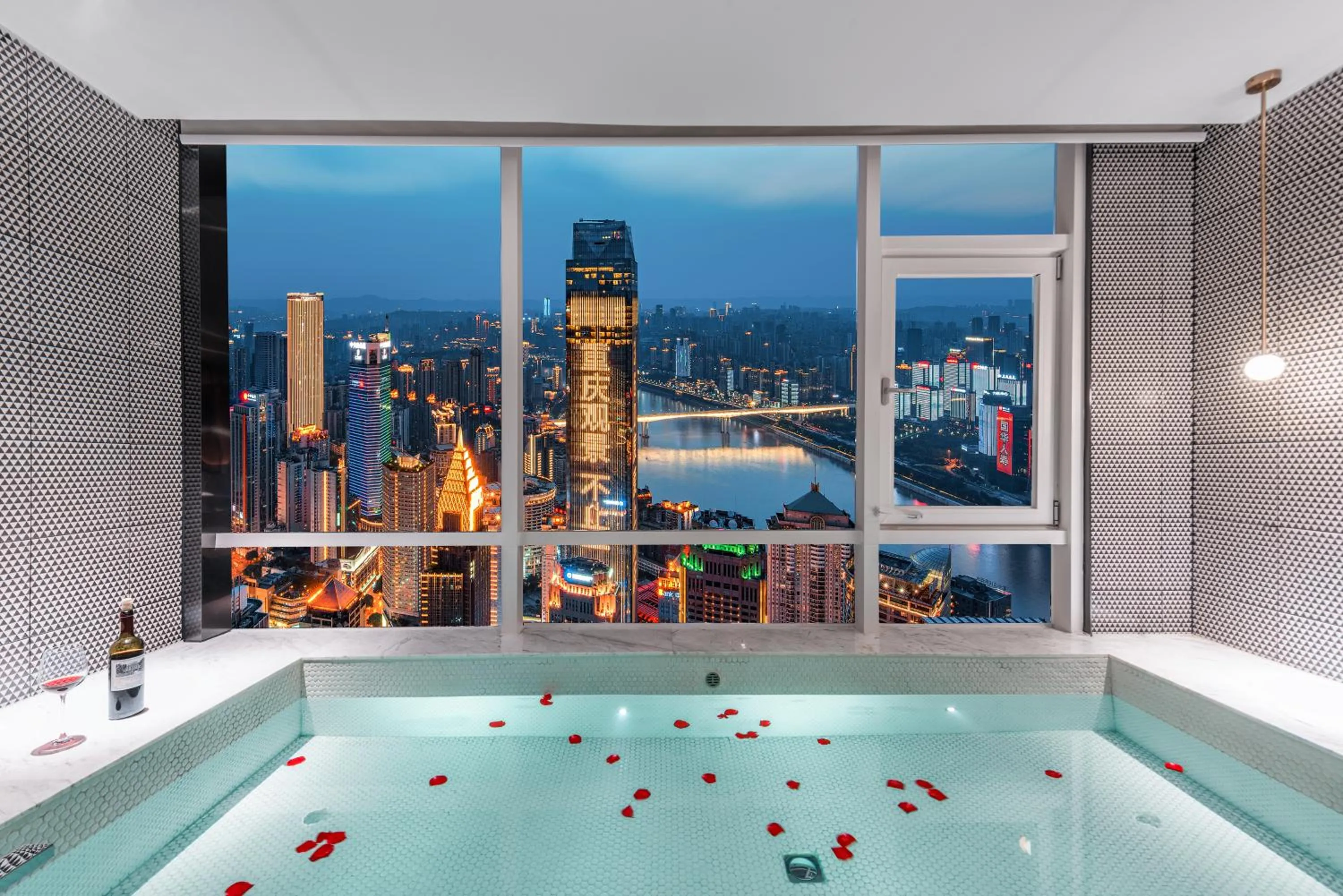 Hot Tub in ReVia Skyline River View Hotel Chongging