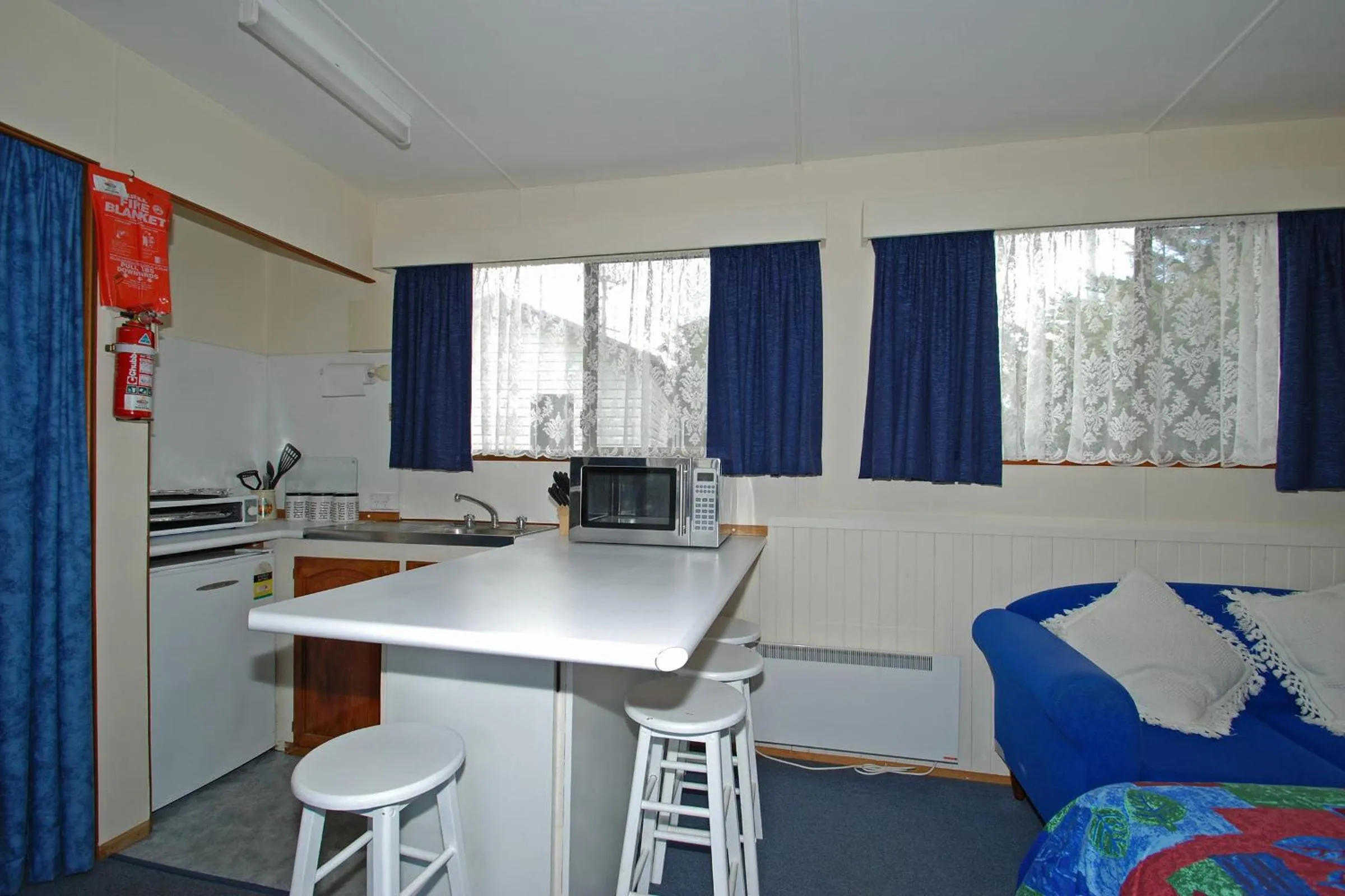 Kitchen or kitchenette, Bed in Triabunna Cabin & Caravan Park