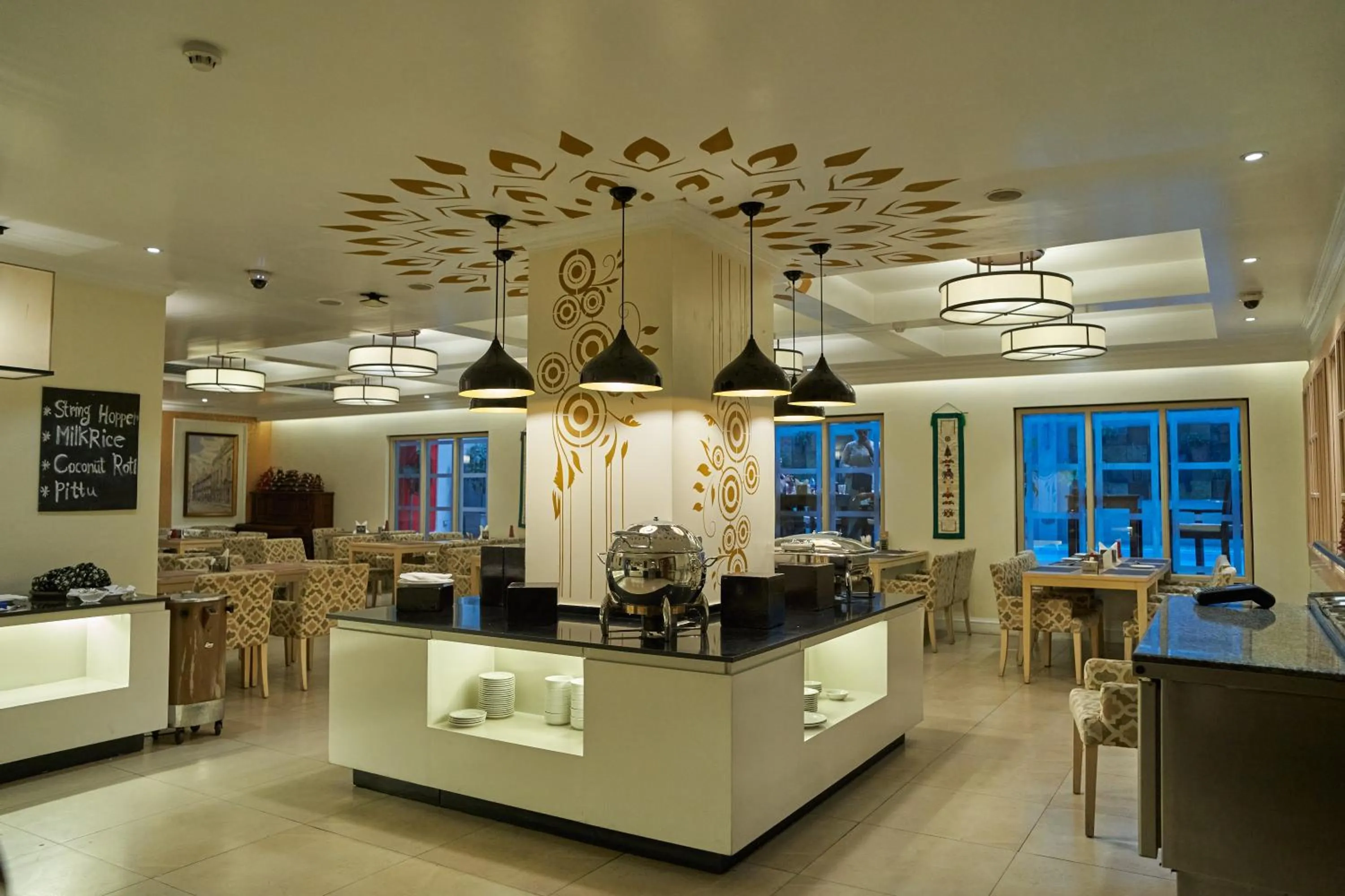 Restaurant/places to eat in Royal Park Residence Hotel