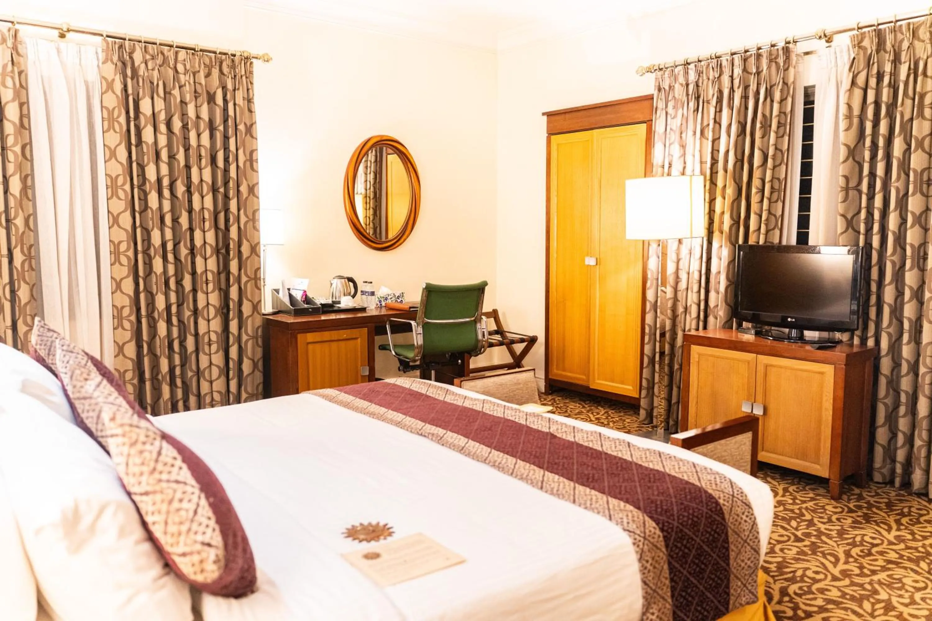 Bedroom, Bed in Royal Park Residence Hotel