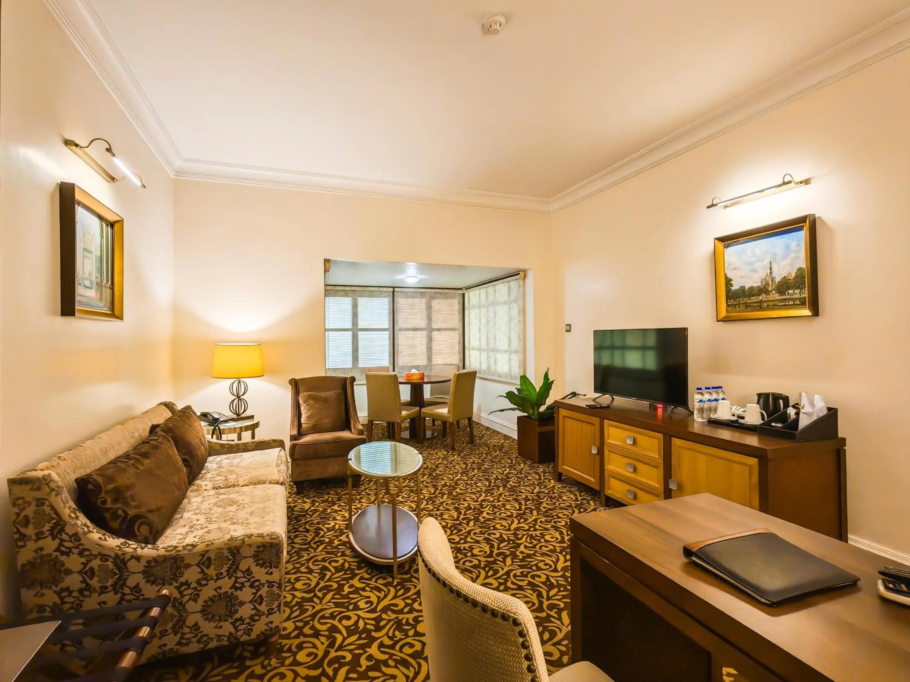 TV and multimedia in Royal Park Residence Hotel