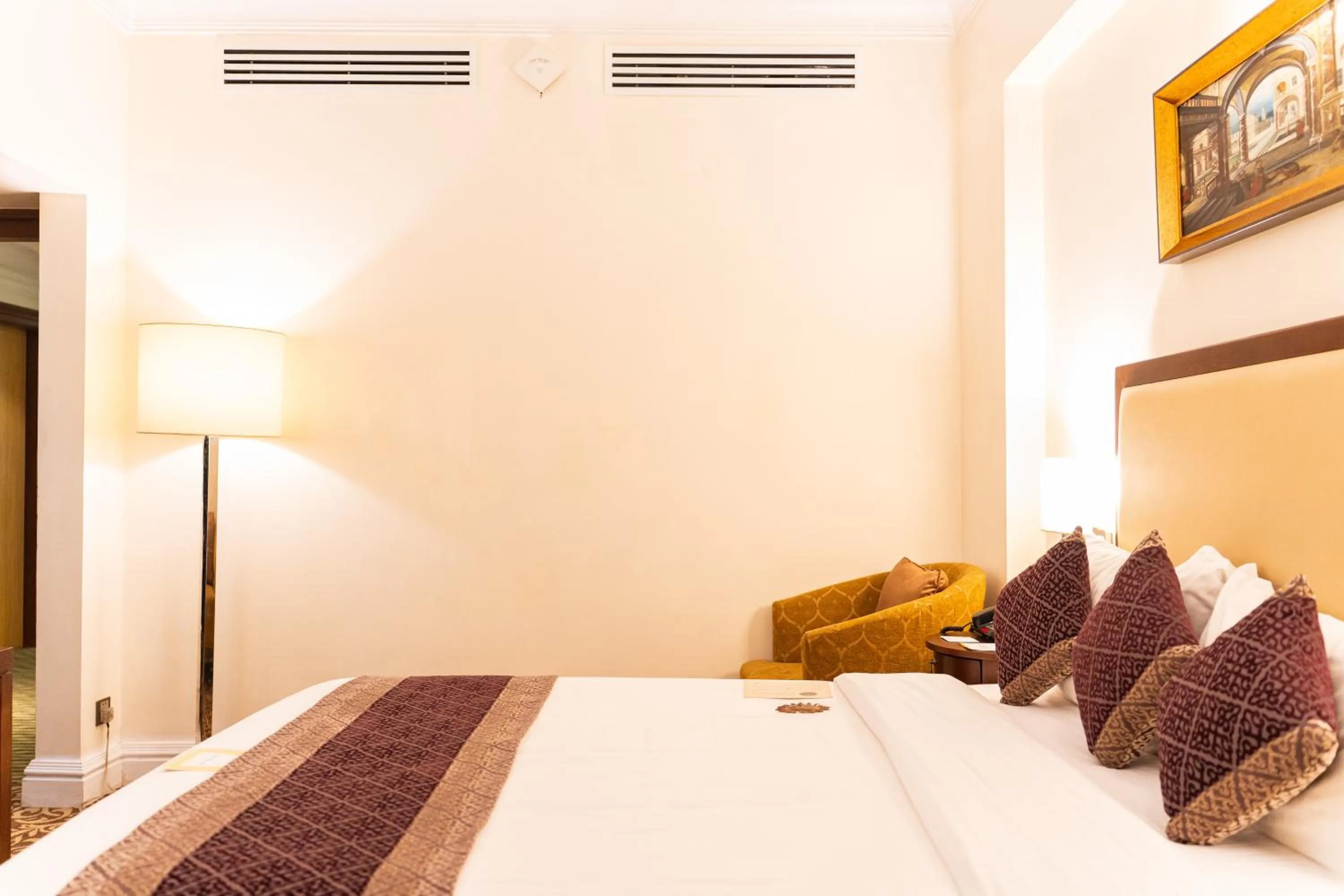 Bedroom, Bed in Royal Park Residence Hotel