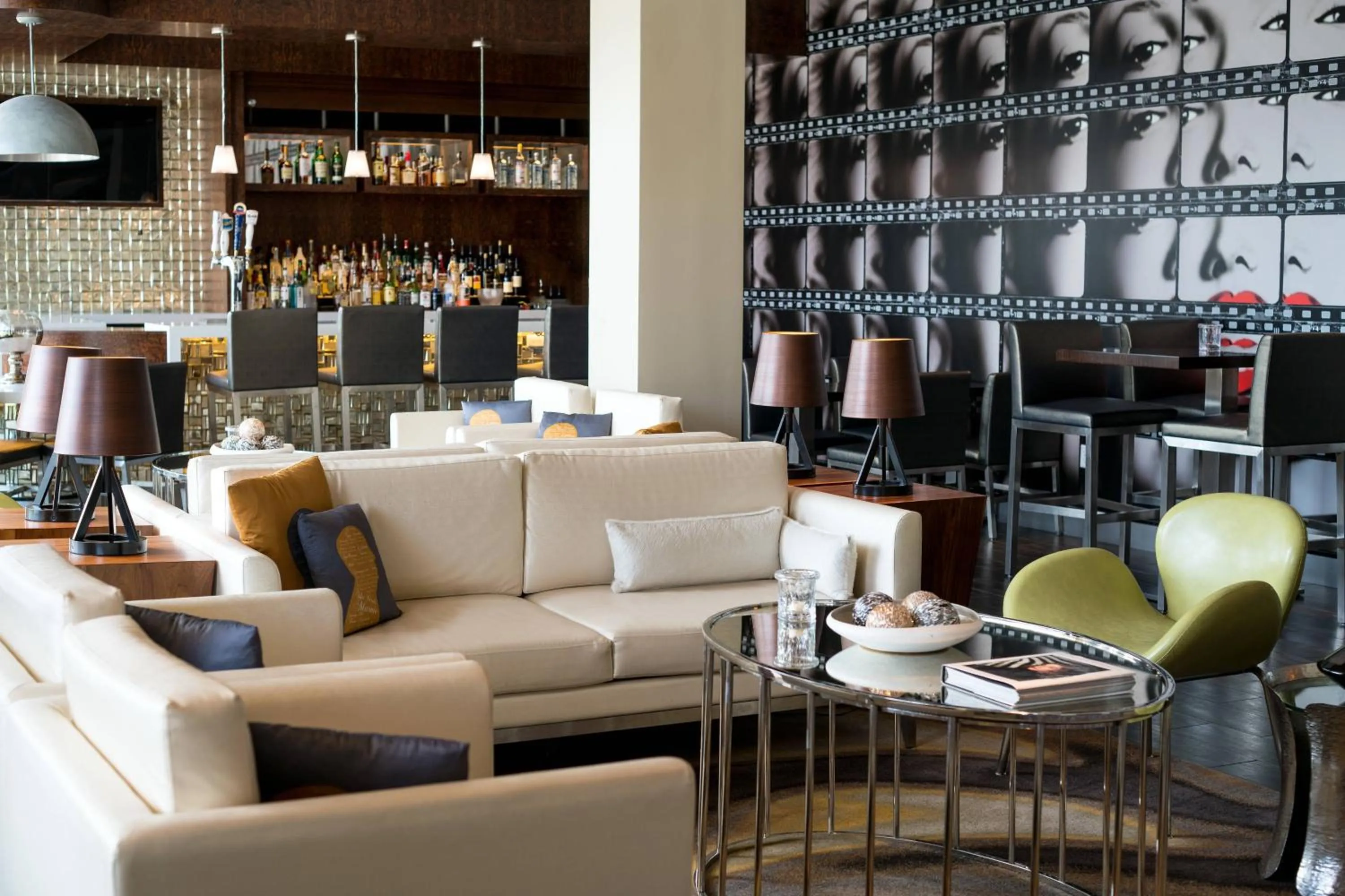 Lounge or bar in SpringHill Suites by Marriott Los Angeles Burbank/Downtown