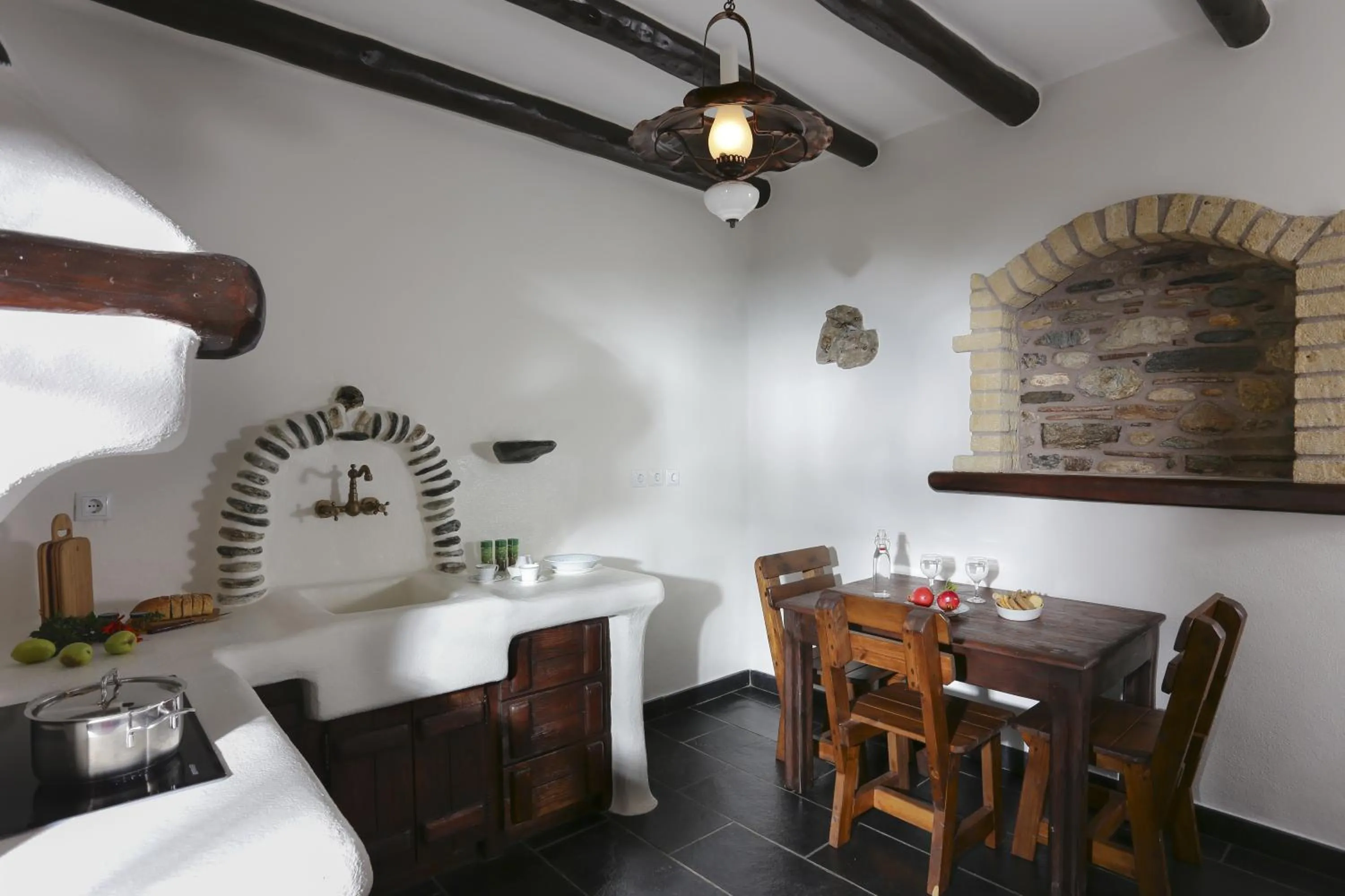 Kitchen or kitchenette in Astrolithos Boutique