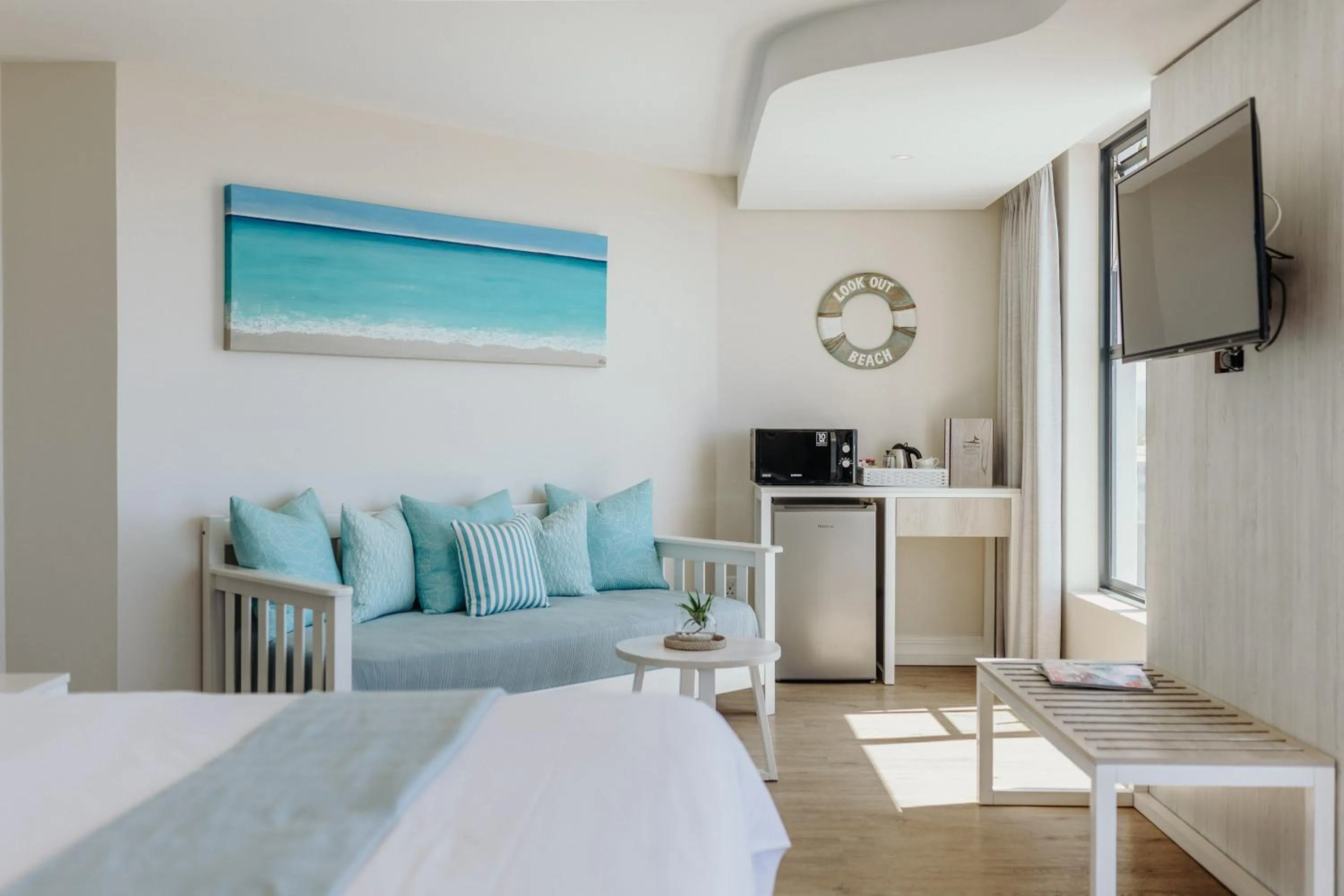 Bedroom, Bed in Bayview Hotel