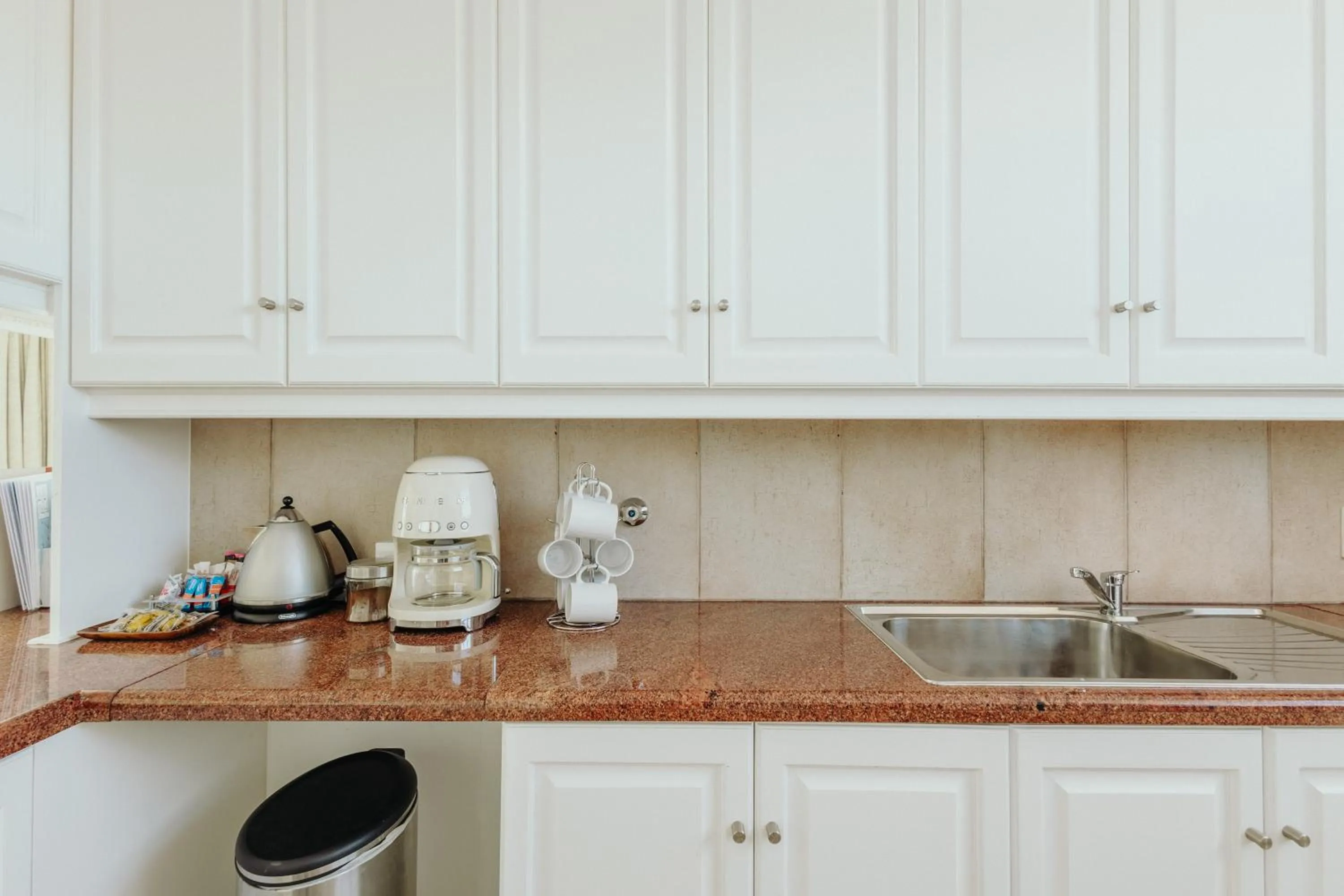 Coffee/tea facilities in Bayview Hotel
