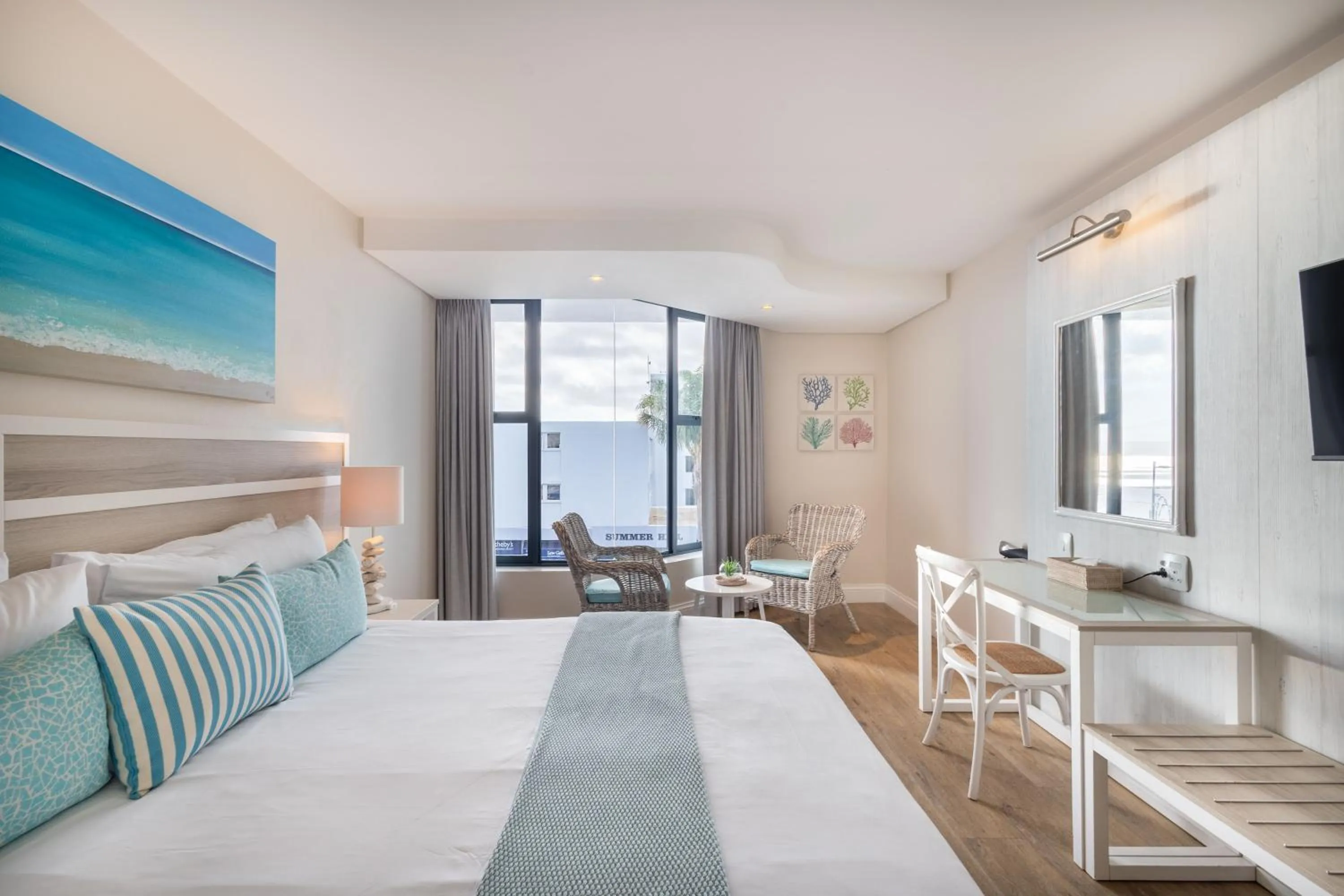 Photo of the whole room, Bed in Bayview Hotel