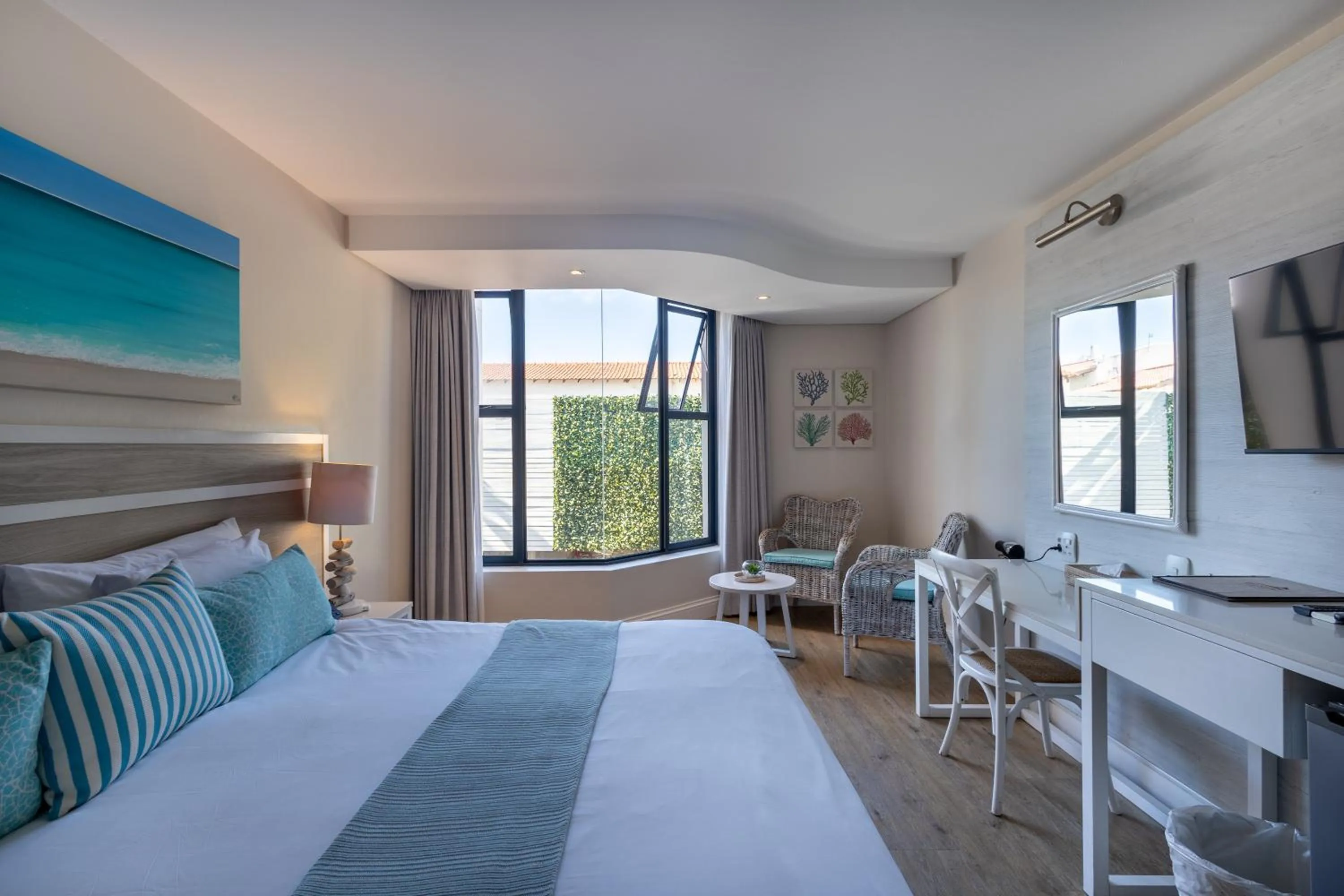 Bedroom, Bed in Bayview Hotel