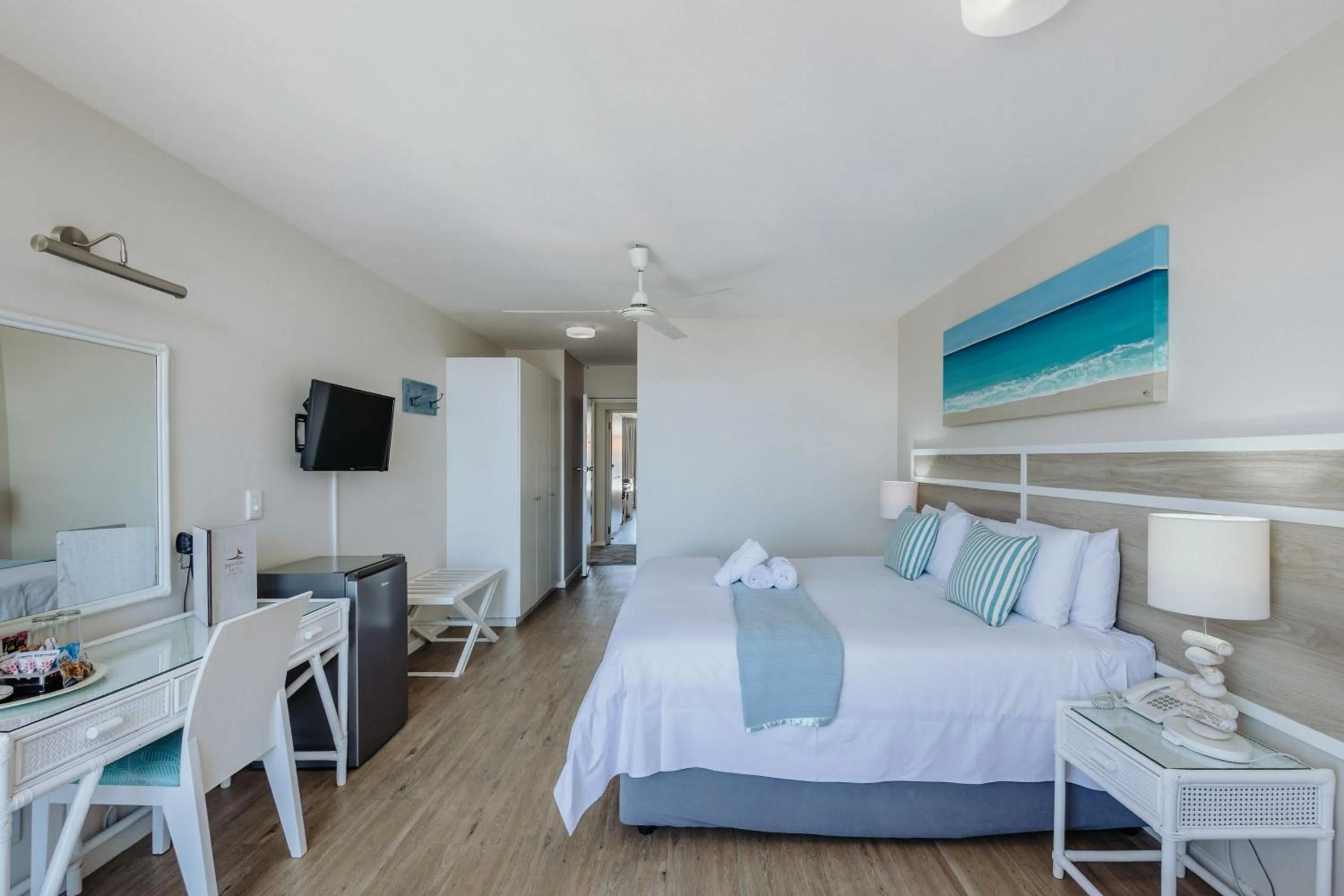 Bedroom, Bed in Bayview Hotel