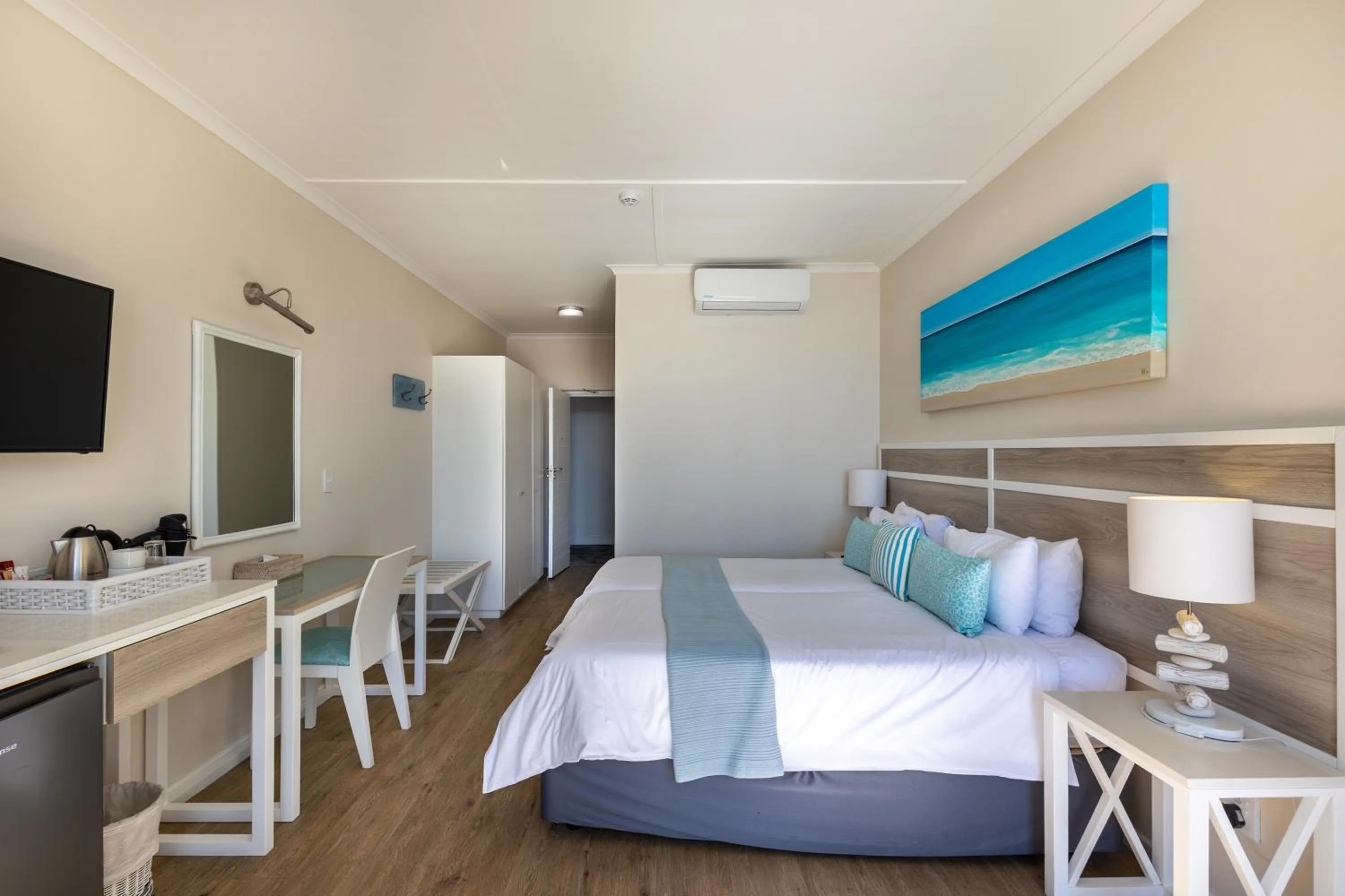 Photo of the whole room, Bed in Bayview Hotel