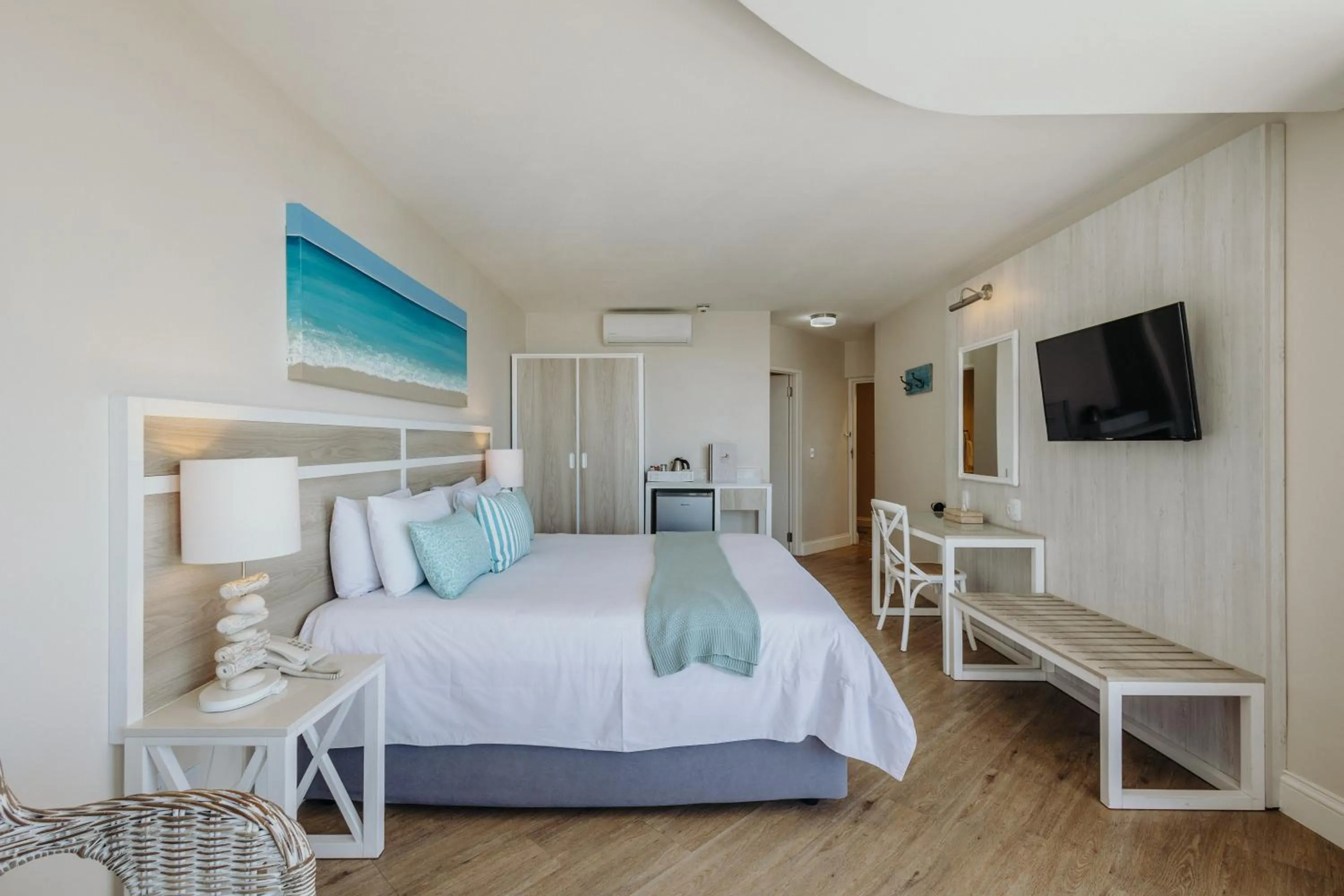 Photo of the whole room, Bed in Bayview Hotel