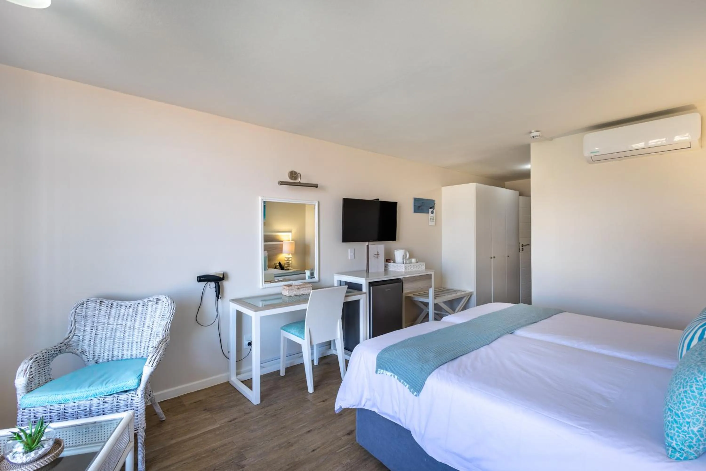 Bedroom, Bed in Bayview Hotel