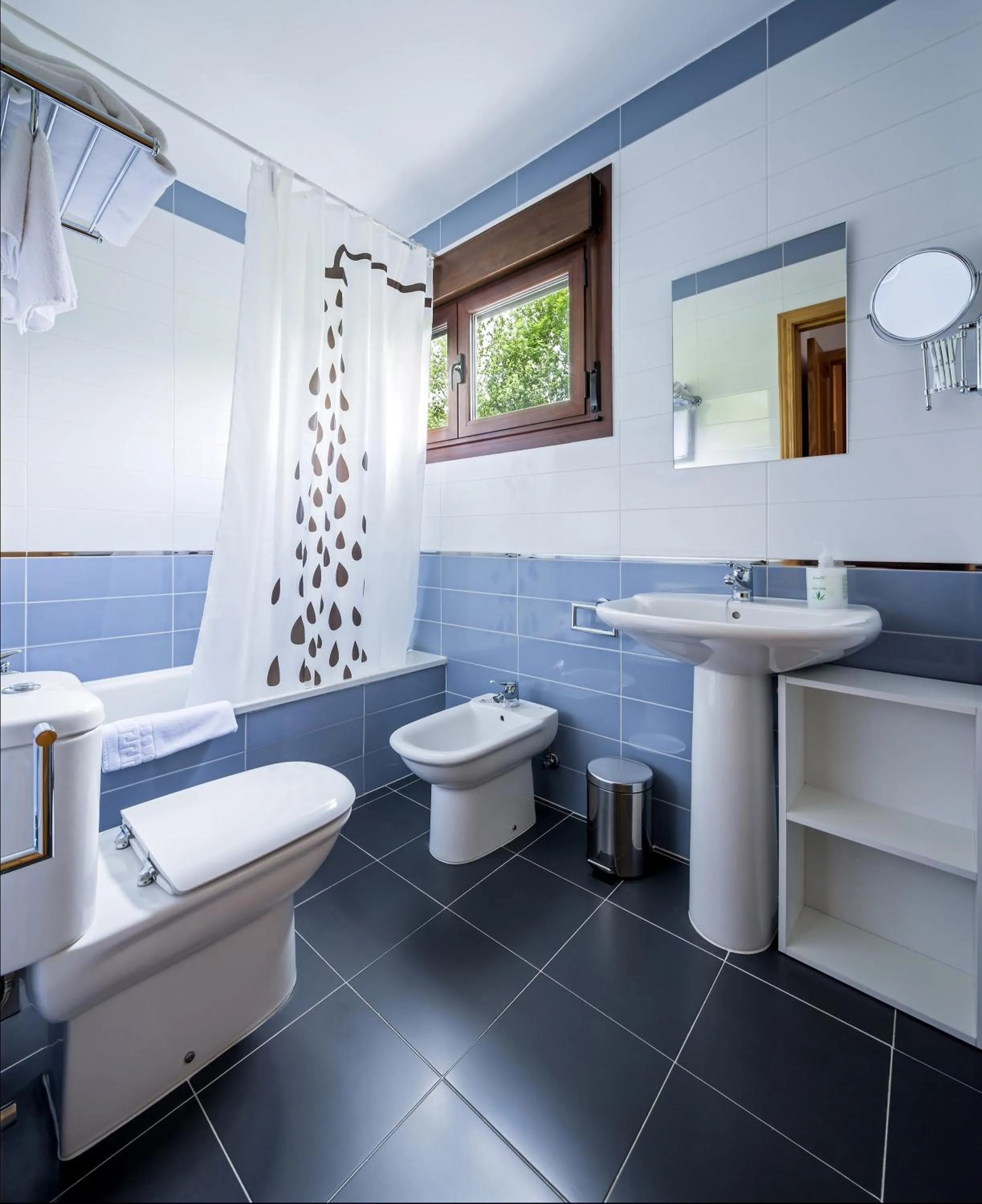 Bathroom in Apartamentos El Caxigu