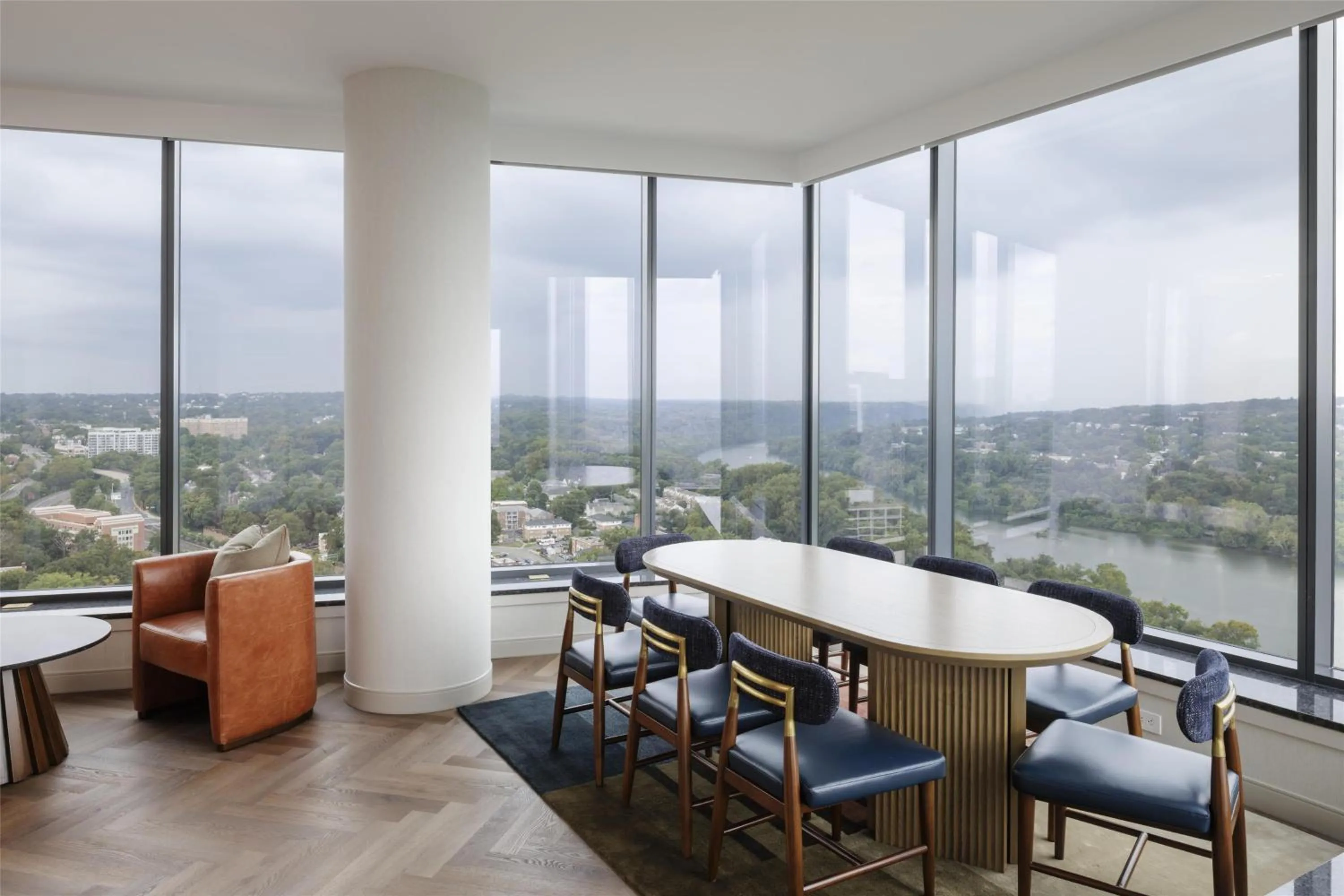 Living room in Hilton Arlington Rosslyn The Key