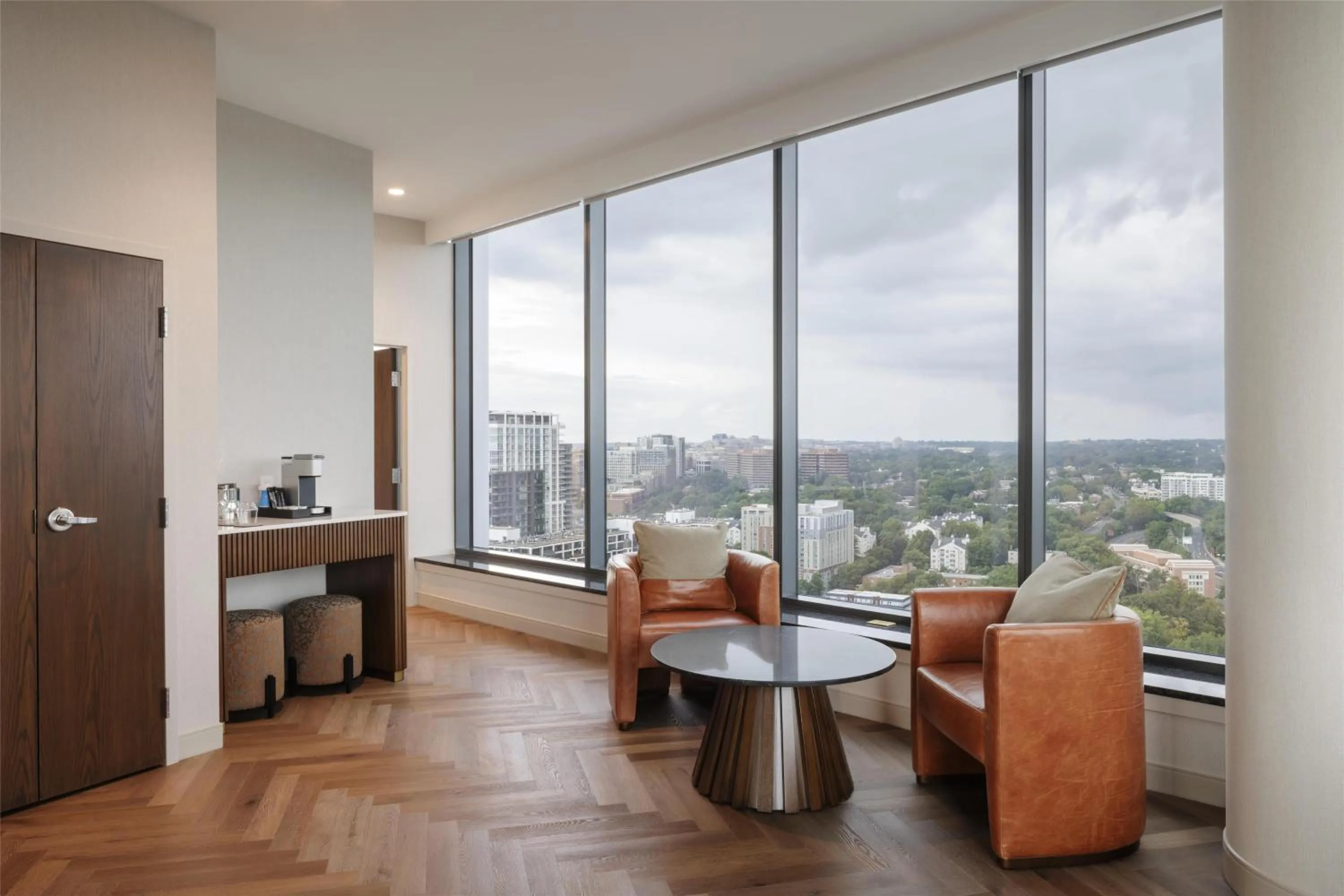 Living room in Hilton Arlington Rosslyn The Key