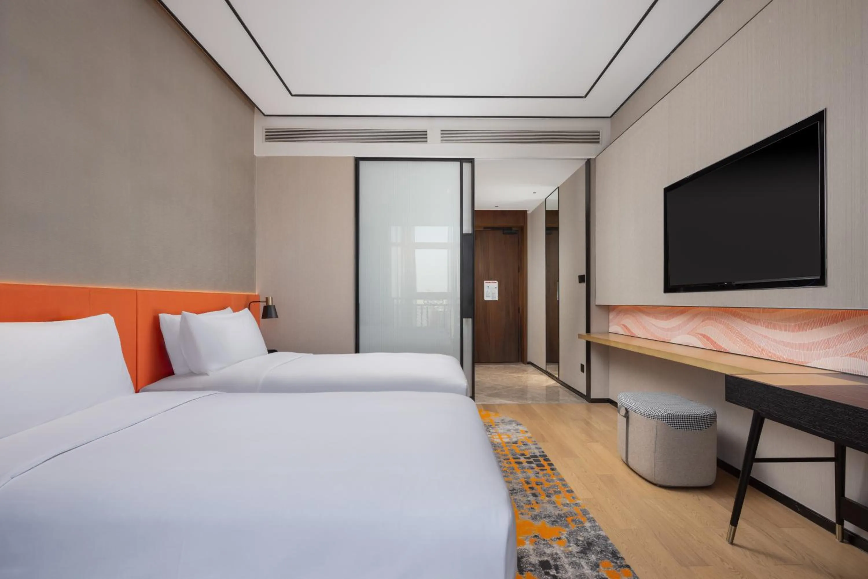 Photo of the whole room, Bed in Hilton Garden Inn Shanghai High-Speed East Railway Station
