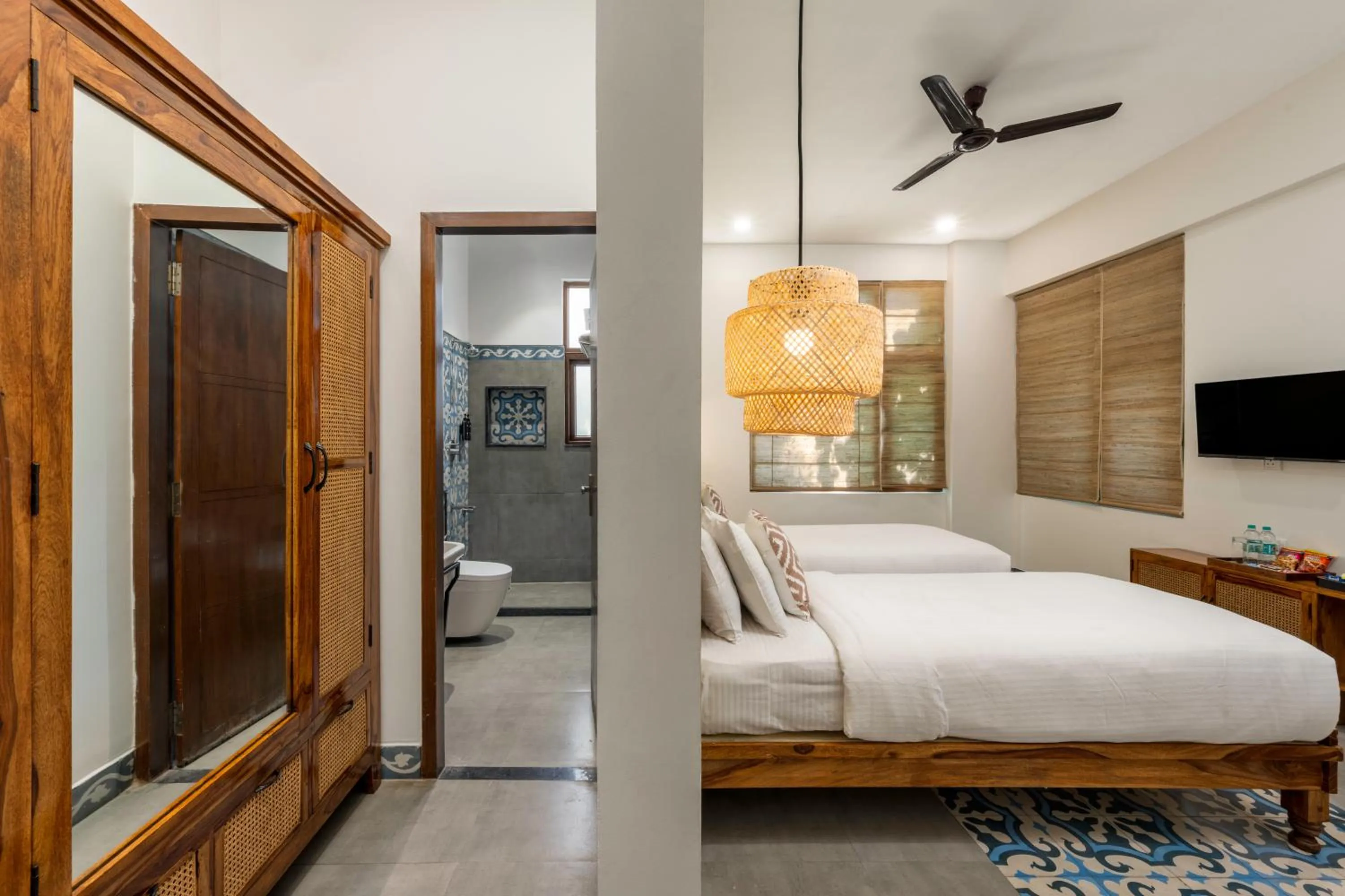 Toilet, Bed in Wandr Indiranagar, Bangalore