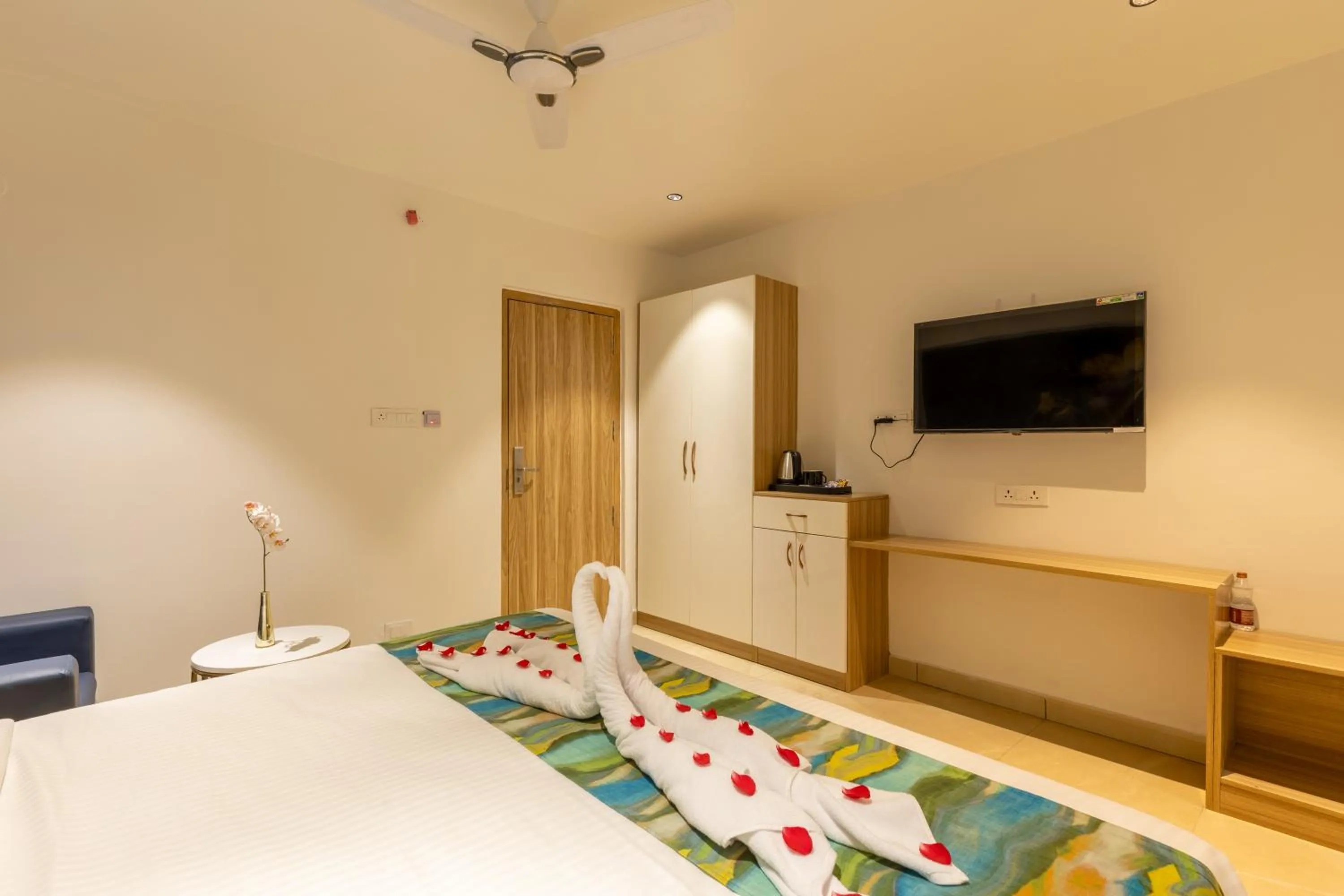 Communal lounge/ TV room, Bed in Hiwa Boutique Hotel