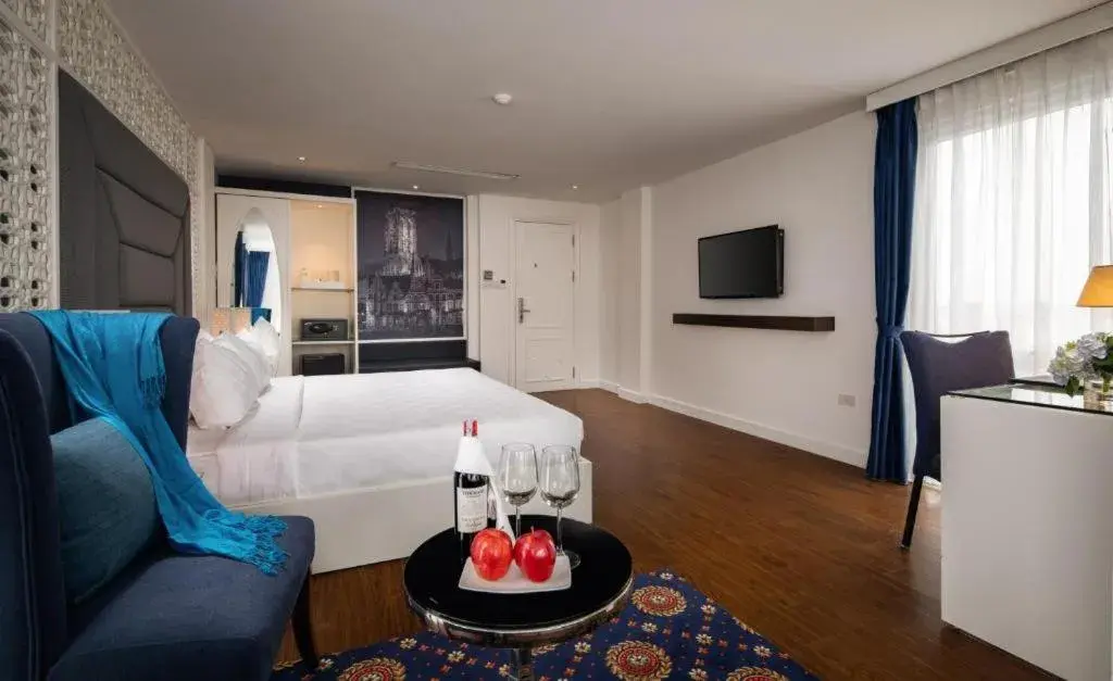 Honeymoon Suite Room With Lake View in Le Petit Prince Lakeside Hotel & Rooftop Bar Honeymoon Suite Room With Lake View in Le Petit Prince Lakeside Hotel & Rooftop Bar