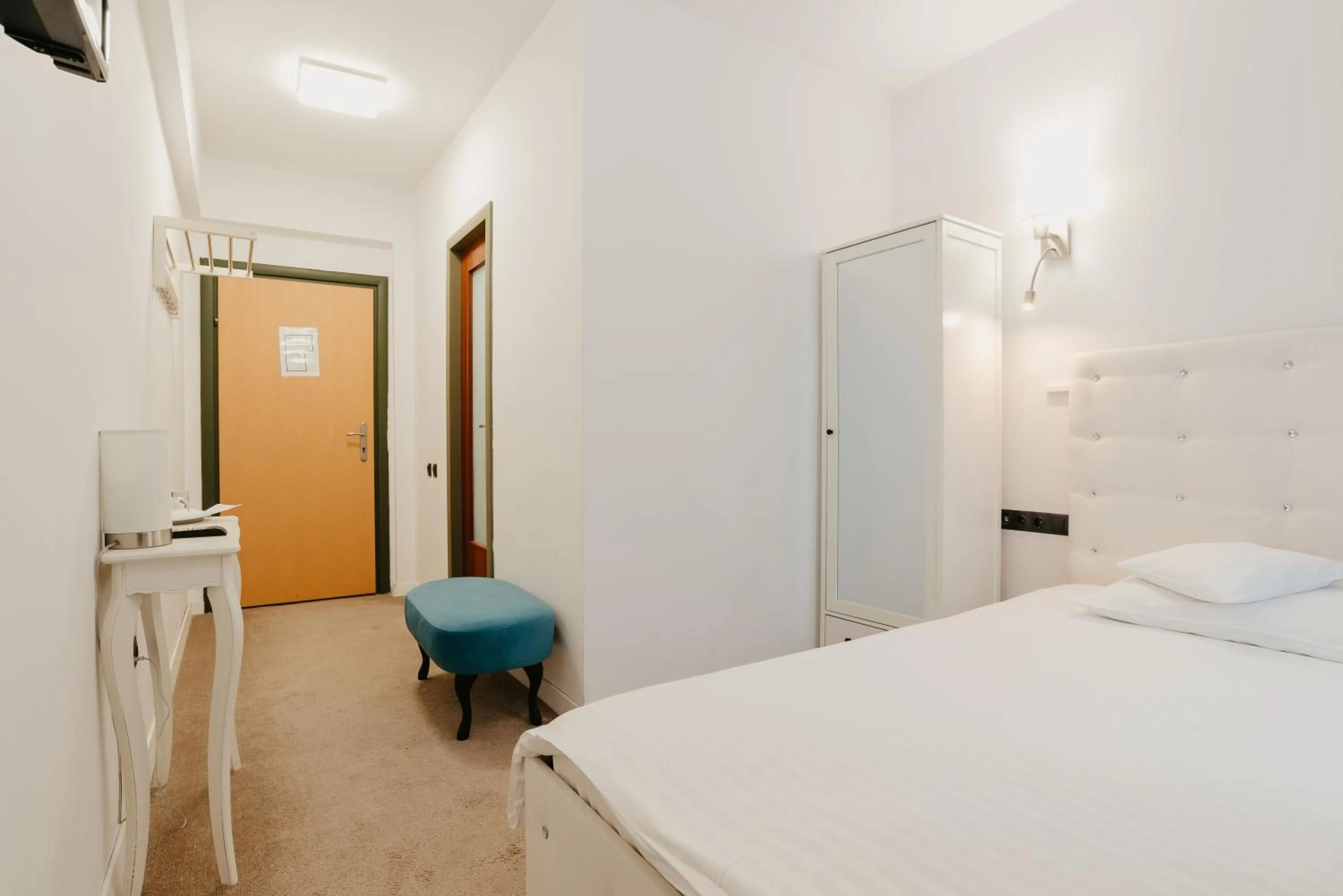 Photo of the whole room, Bed in Fullton Central