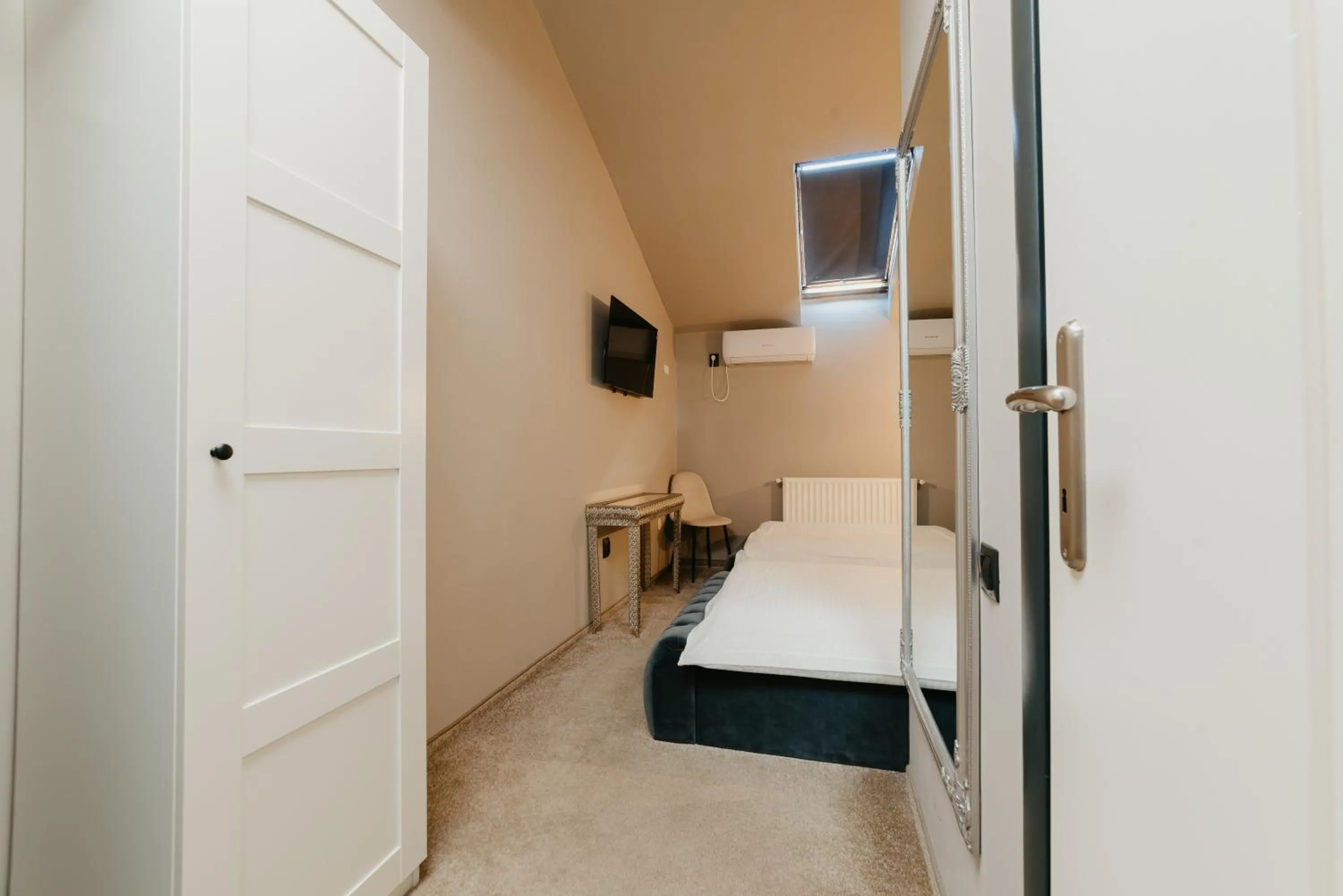 Photo of the whole room, Bed in Fullton Central