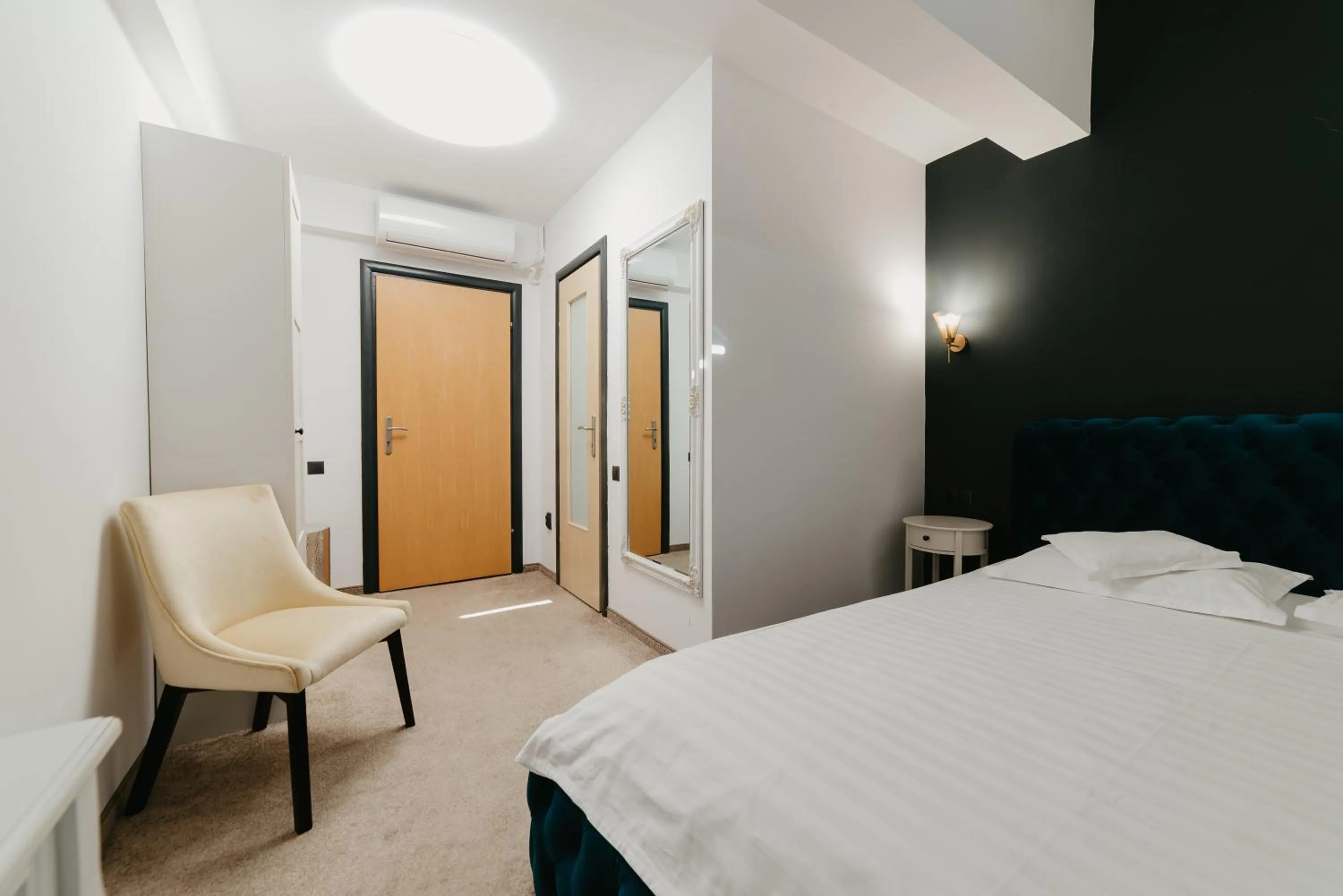 Photo of the whole room, Bed in Fullton Central