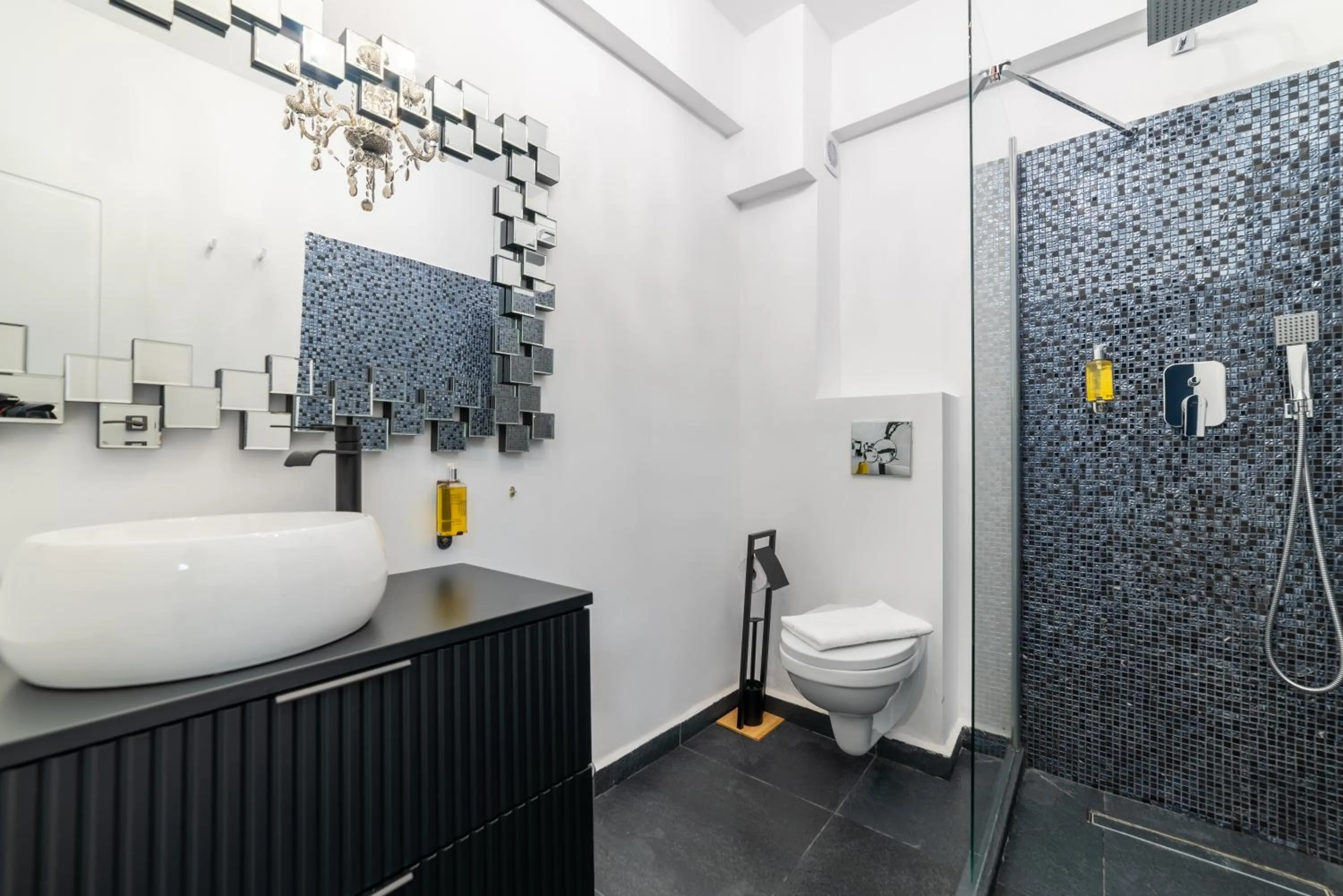 Shower in Fullton Central