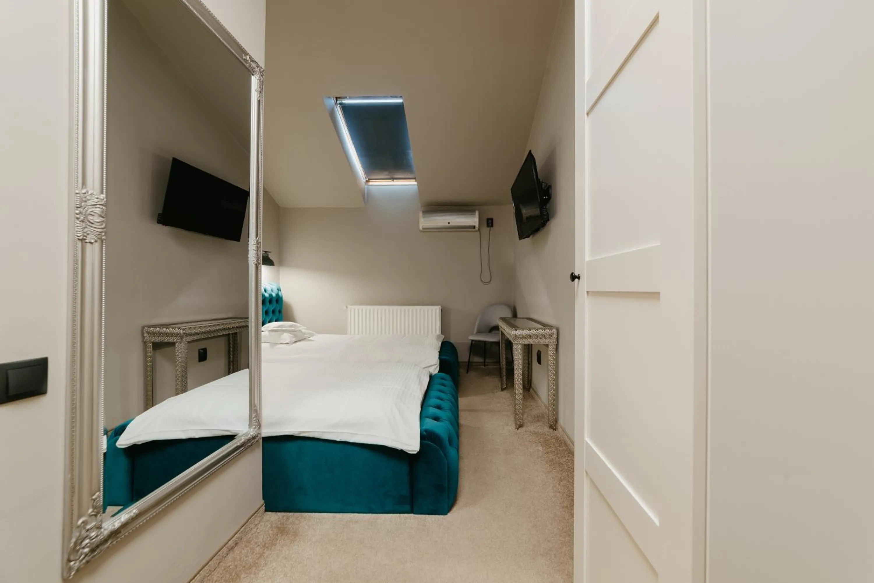 Photo of the whole room, Bed in Fullton Central