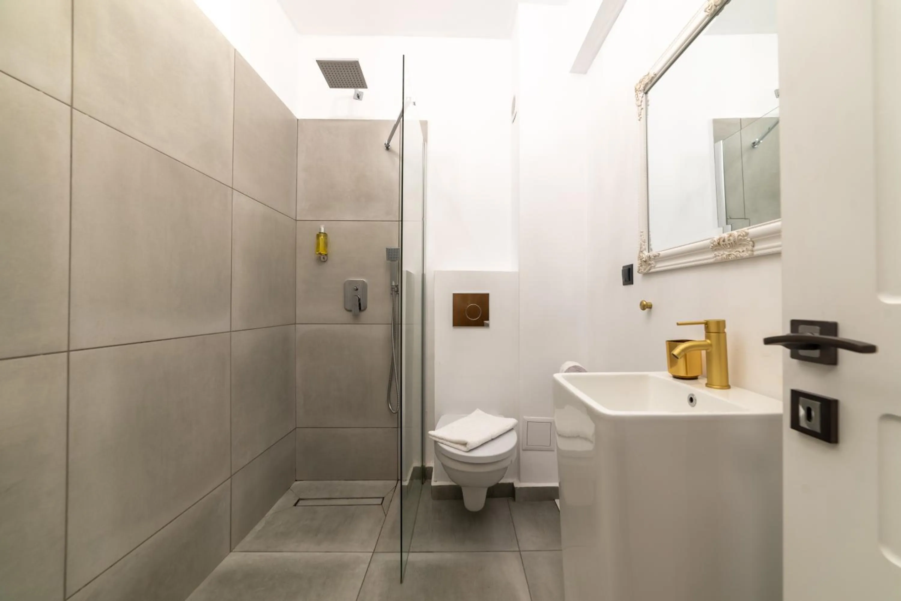 Shower in Fullton Central