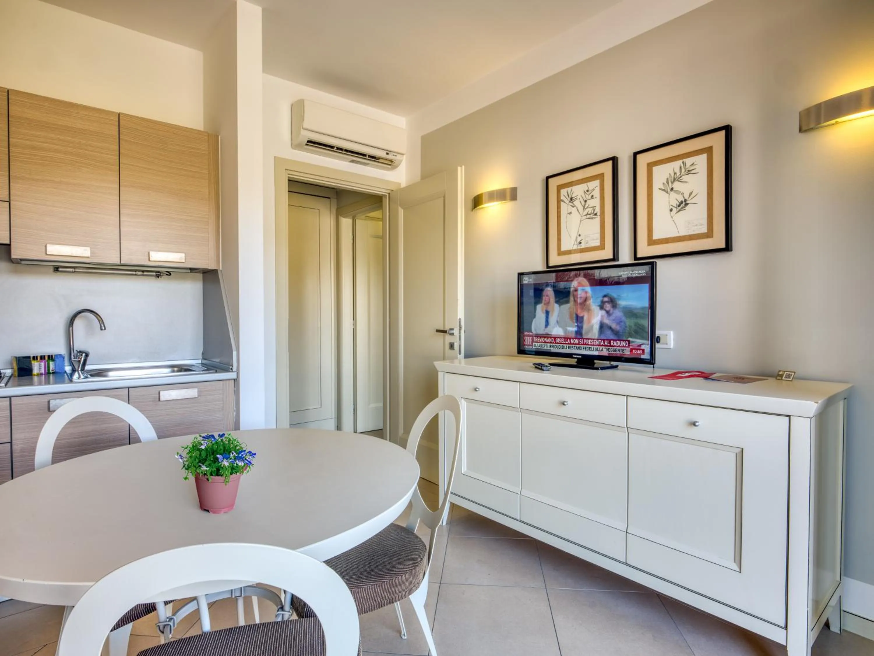 Kitchen or kitchenette in Parc Hotel Germano Suites & Apartments