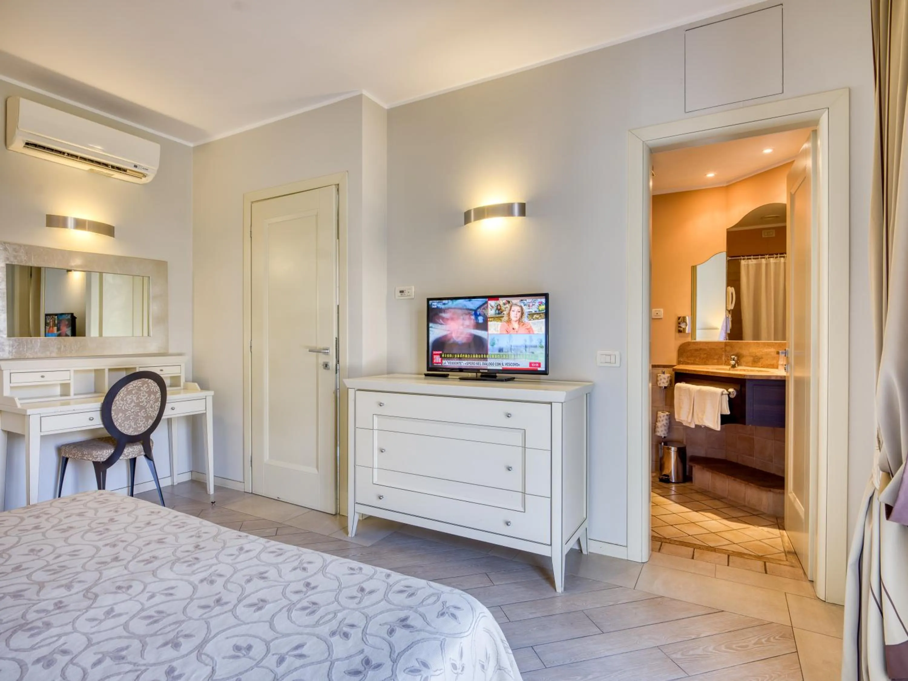 Bedroom, Bed in Parc Hotel Germano Suites & Apartments