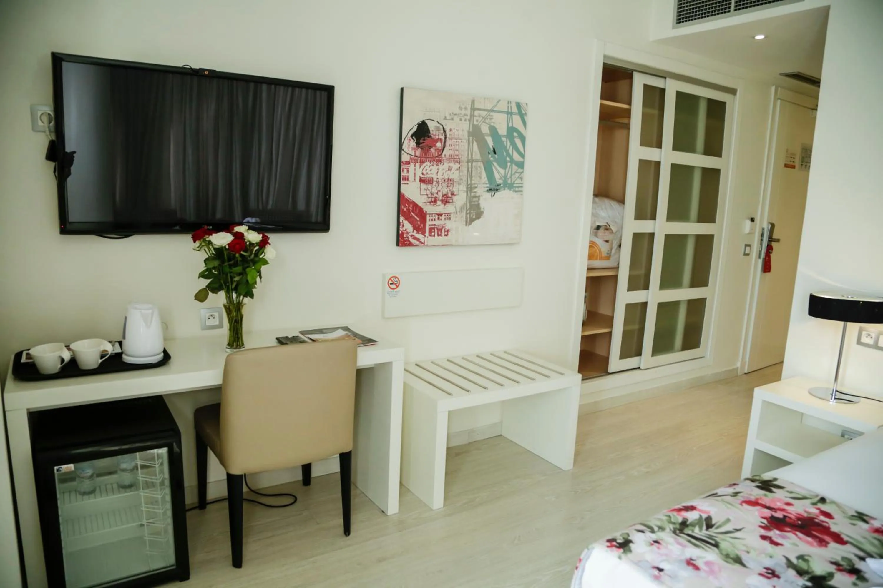 Communal lounge/ TV room, Bed in Al Mandari Hôtel Tétouan