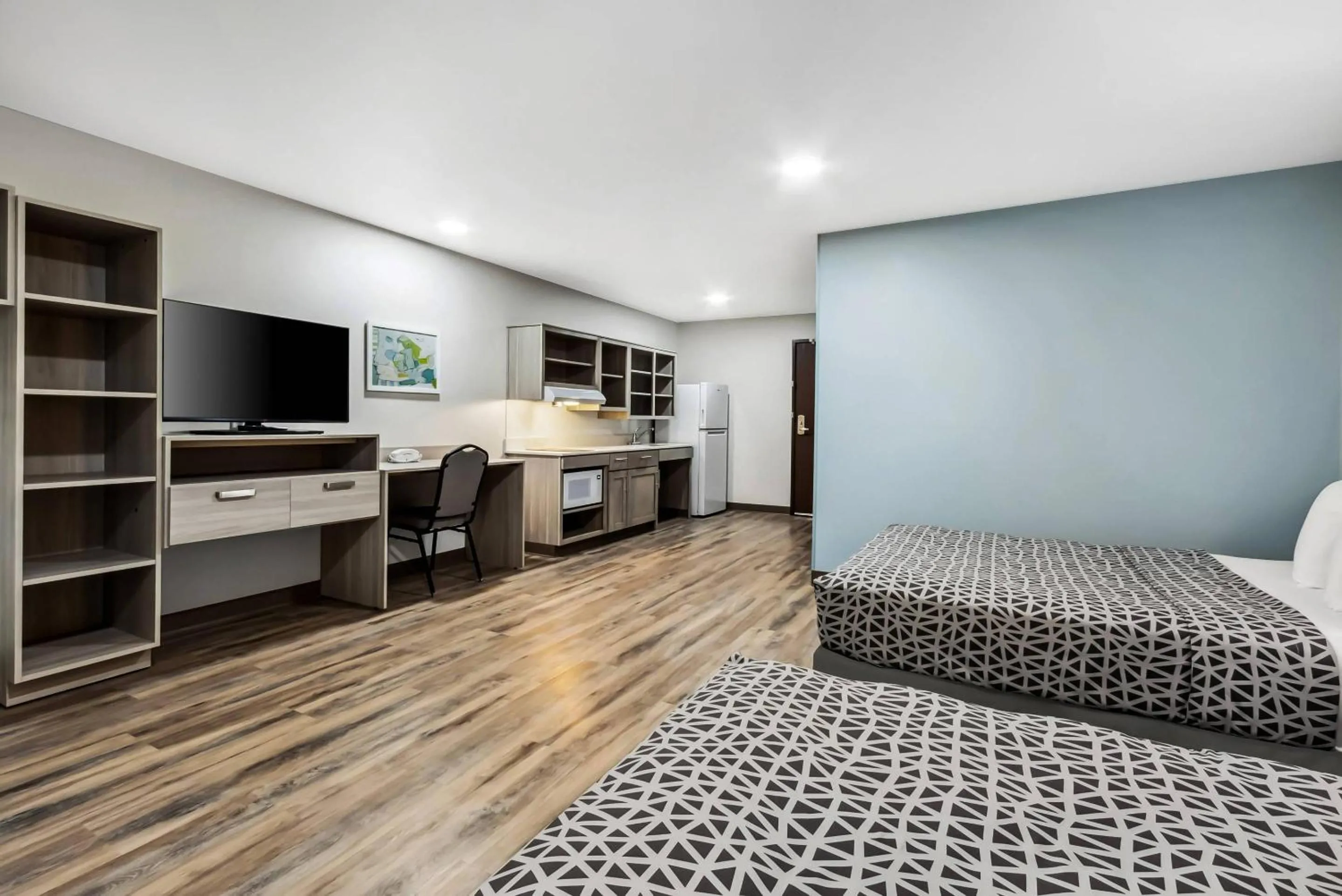 Bedroom, Bed in WoodSpring Suites Sumter near Shaw AFB