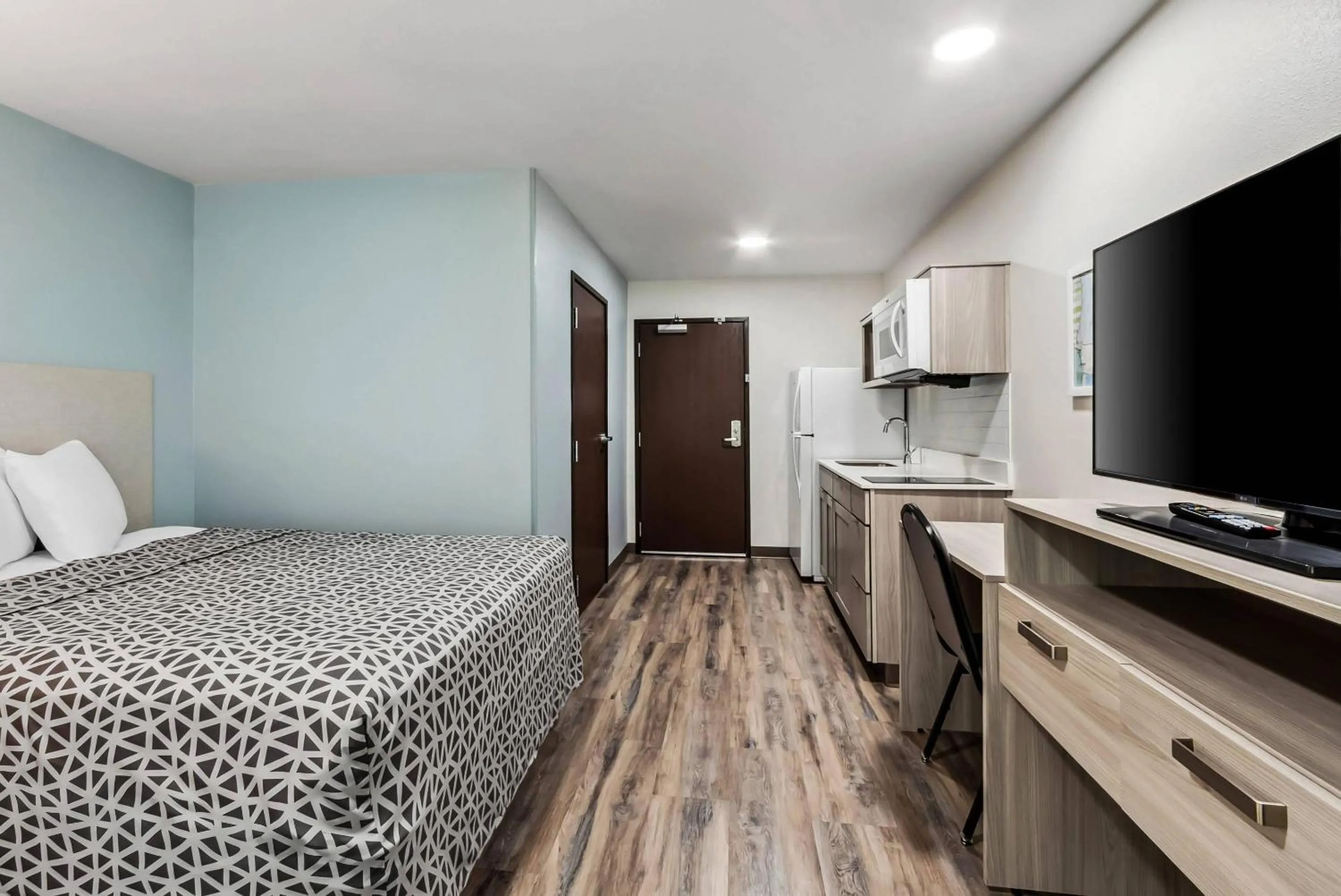 Bedroom, Bed in WoodSpring Suites Sumter near Shaw AFB