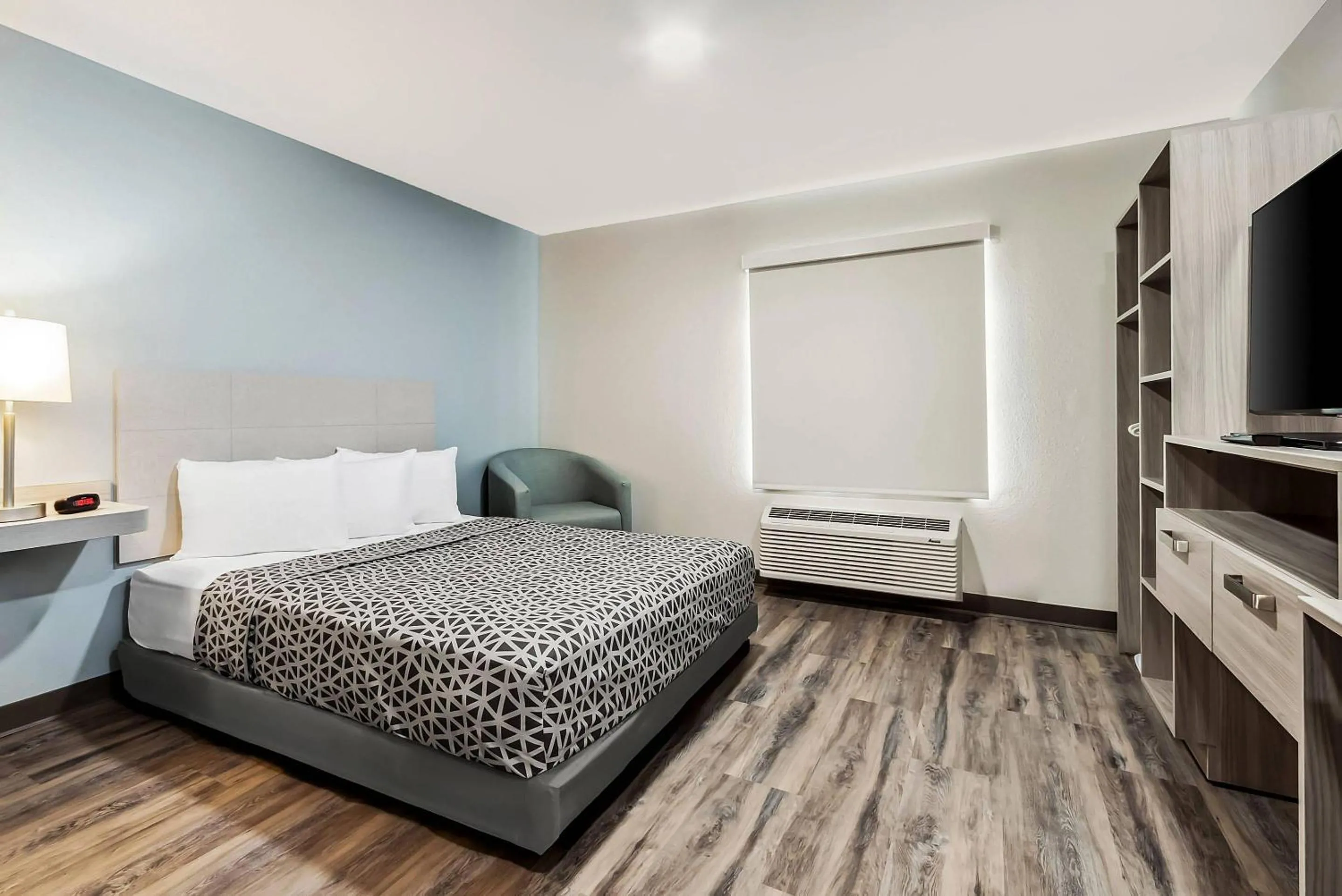 Bedroom, Bed in WoodSpring Suites Sumter near Shaw AFB