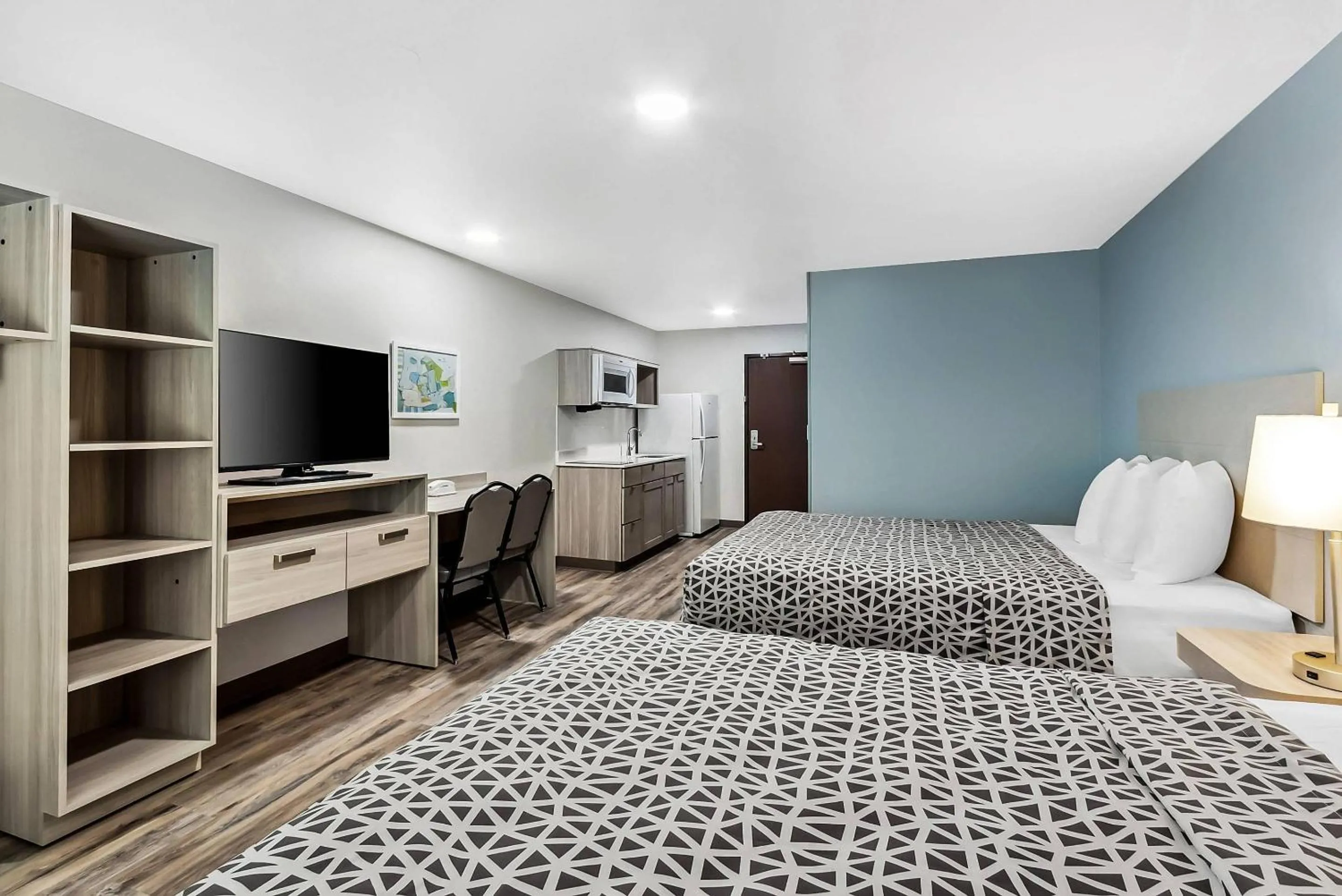 Bedroom, Bed in WoodSpring Suites Sumter near Shaw AFB