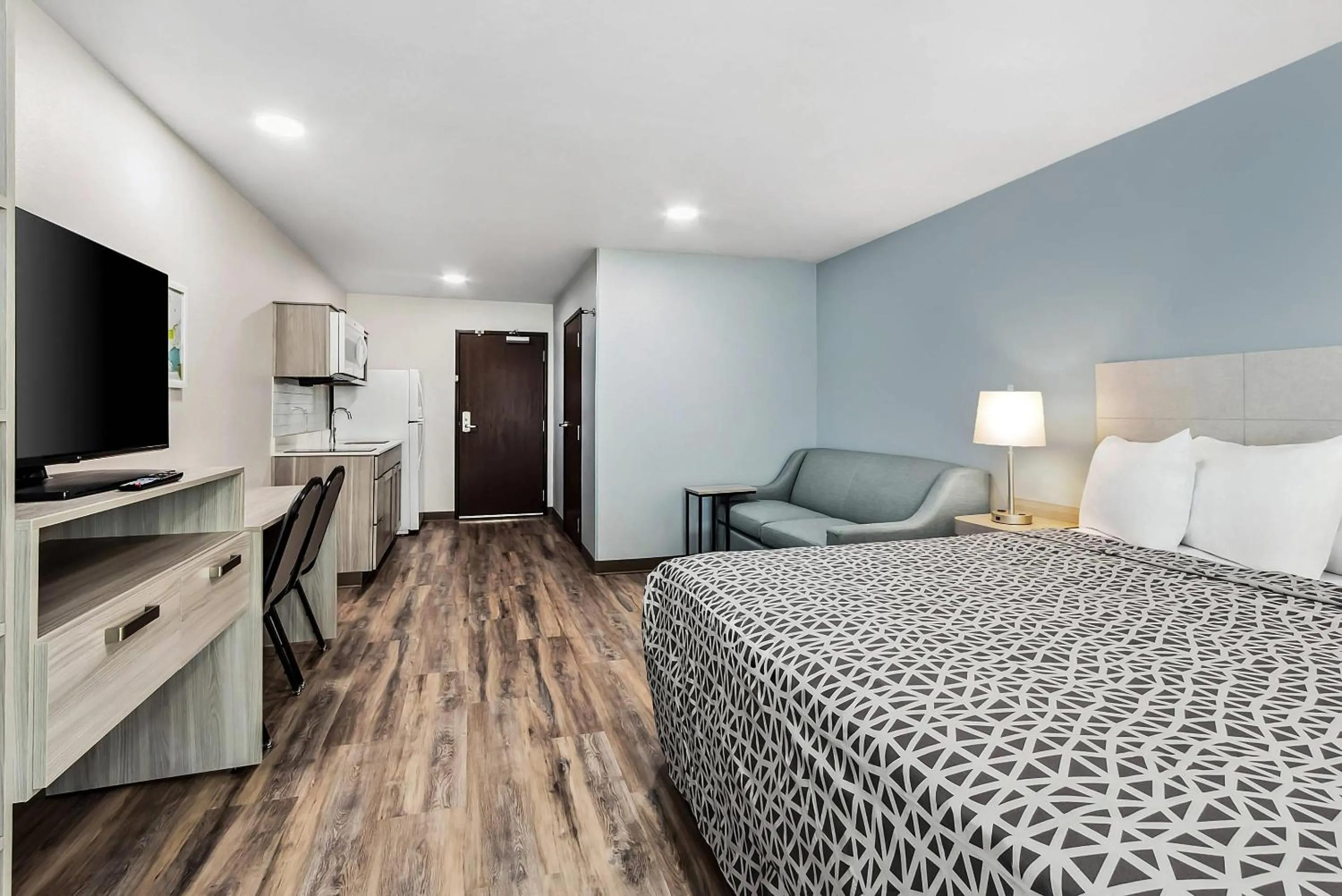 Bedroom, Bed in WoodSpring Suites Sumter near Shaw AFB
