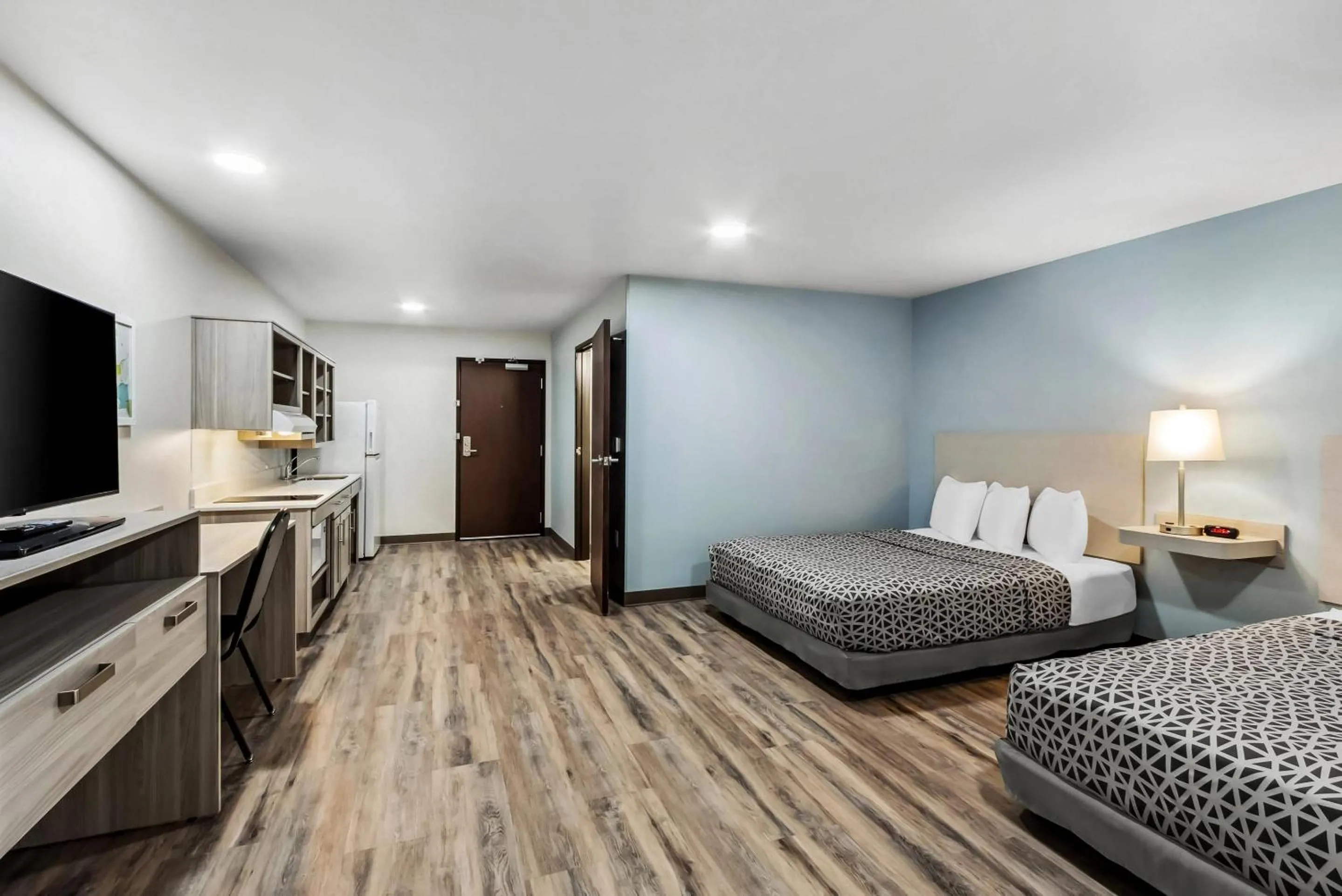Bedroom, Bed in WoodSpring Suites Sumter near Shaw AFB