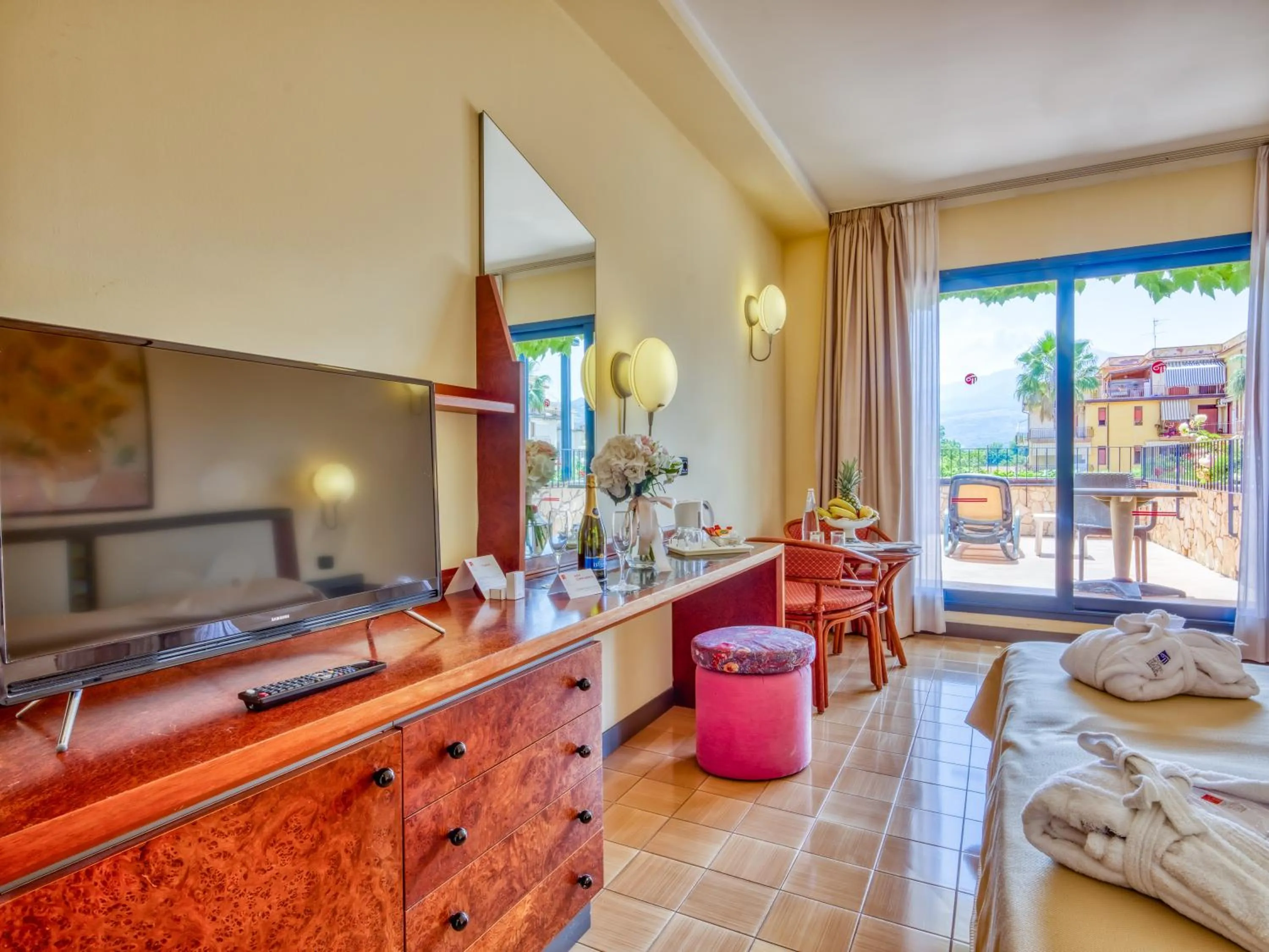 Balcony/Terrace, Bed in Hotel Caesar Palace