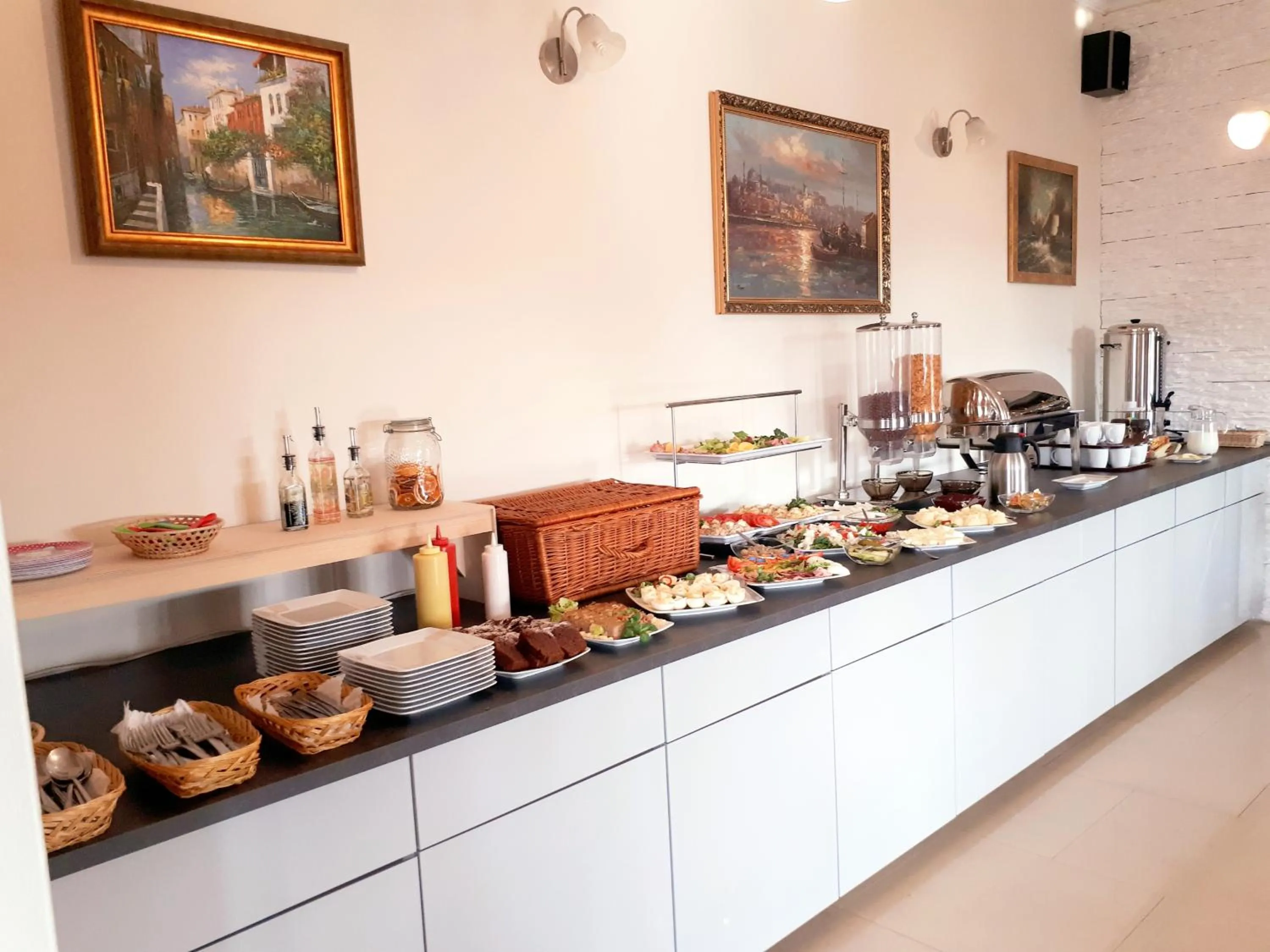 Buffet breakfast in Villa Dolce Vita