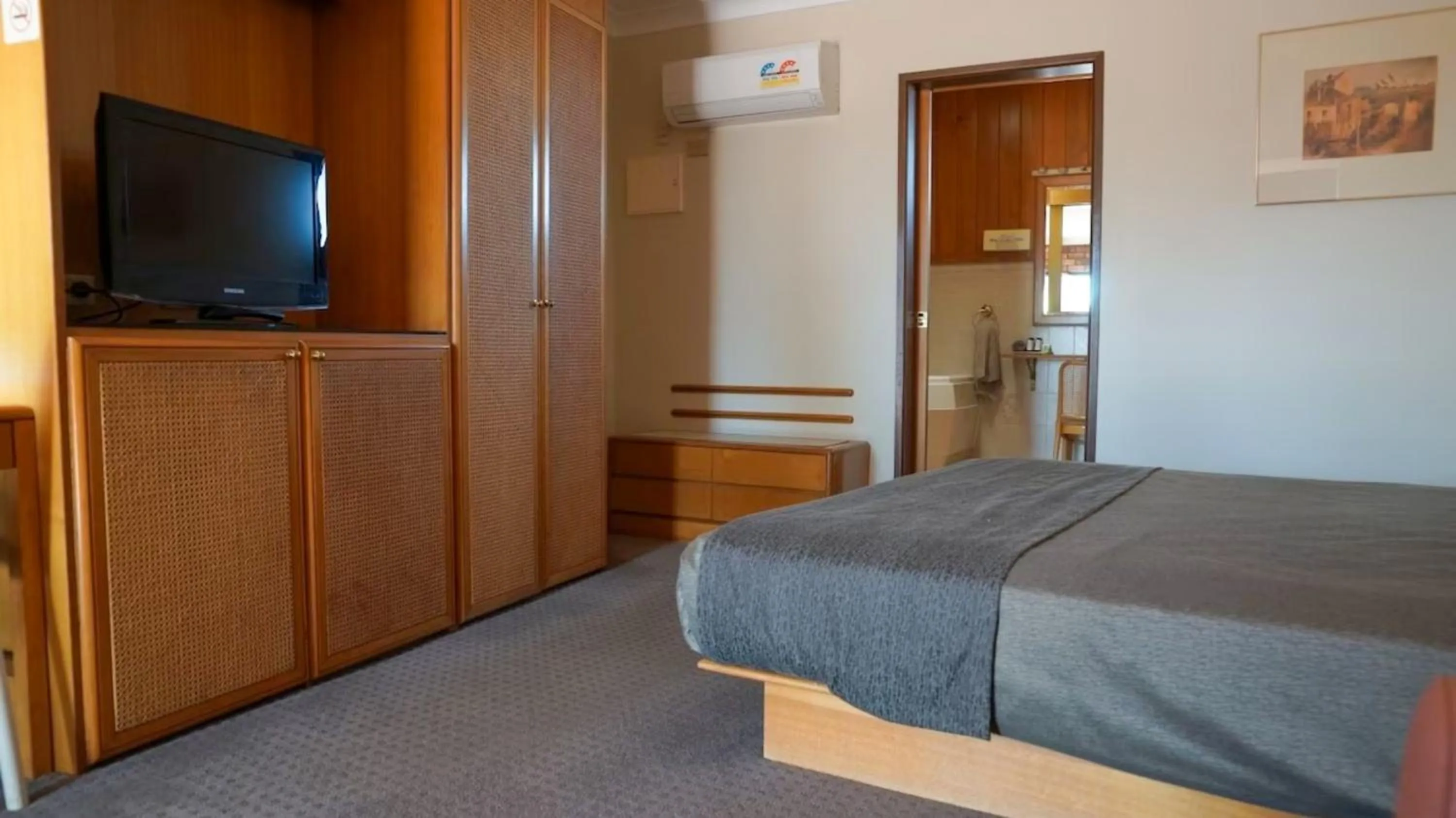 Bed in Nandewar Motor Inn