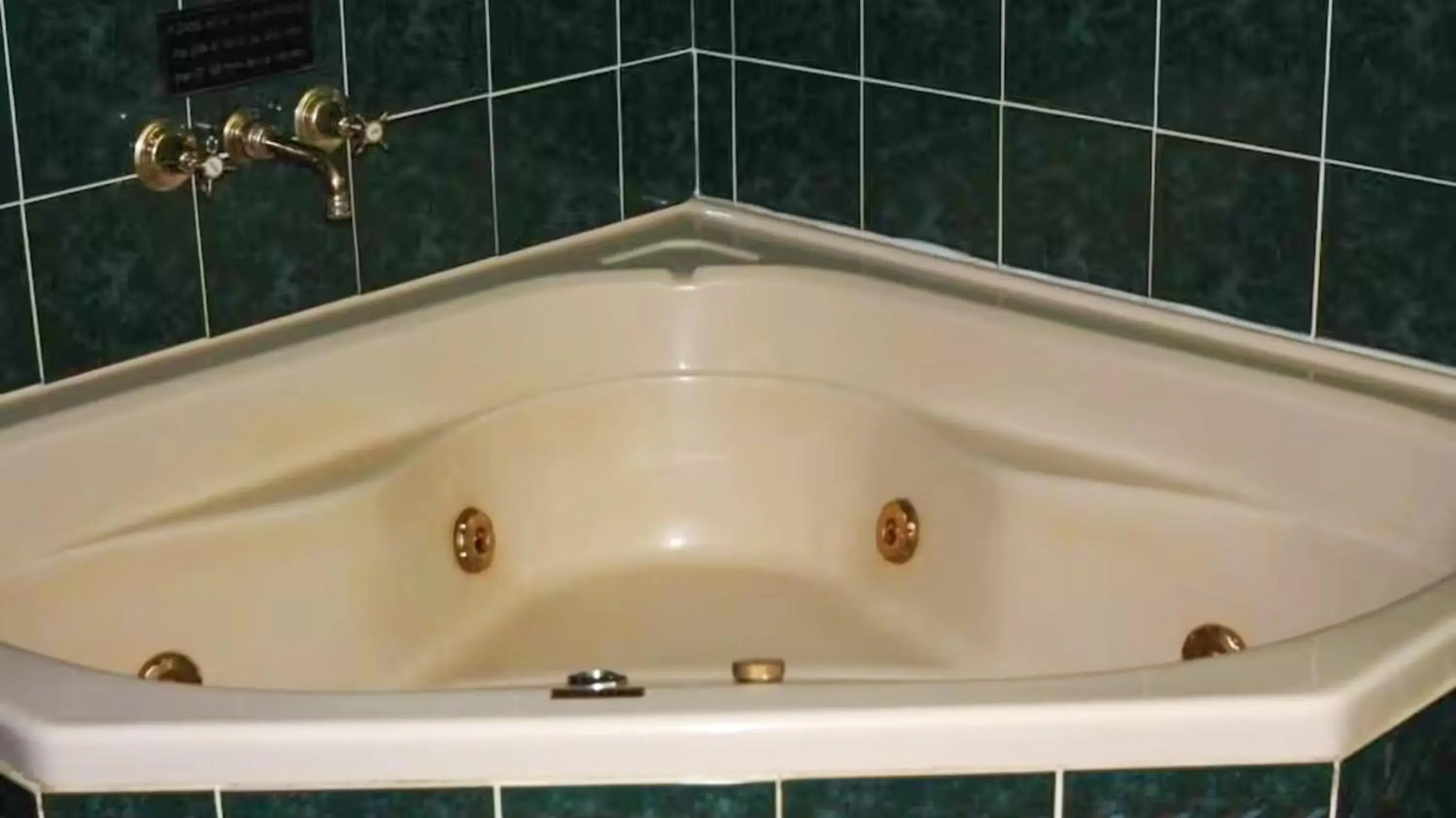 Queen Room with Spa Bath in Nandewar Motor Inn Queen Room with Spa Bath in Nandewar Motor Inn