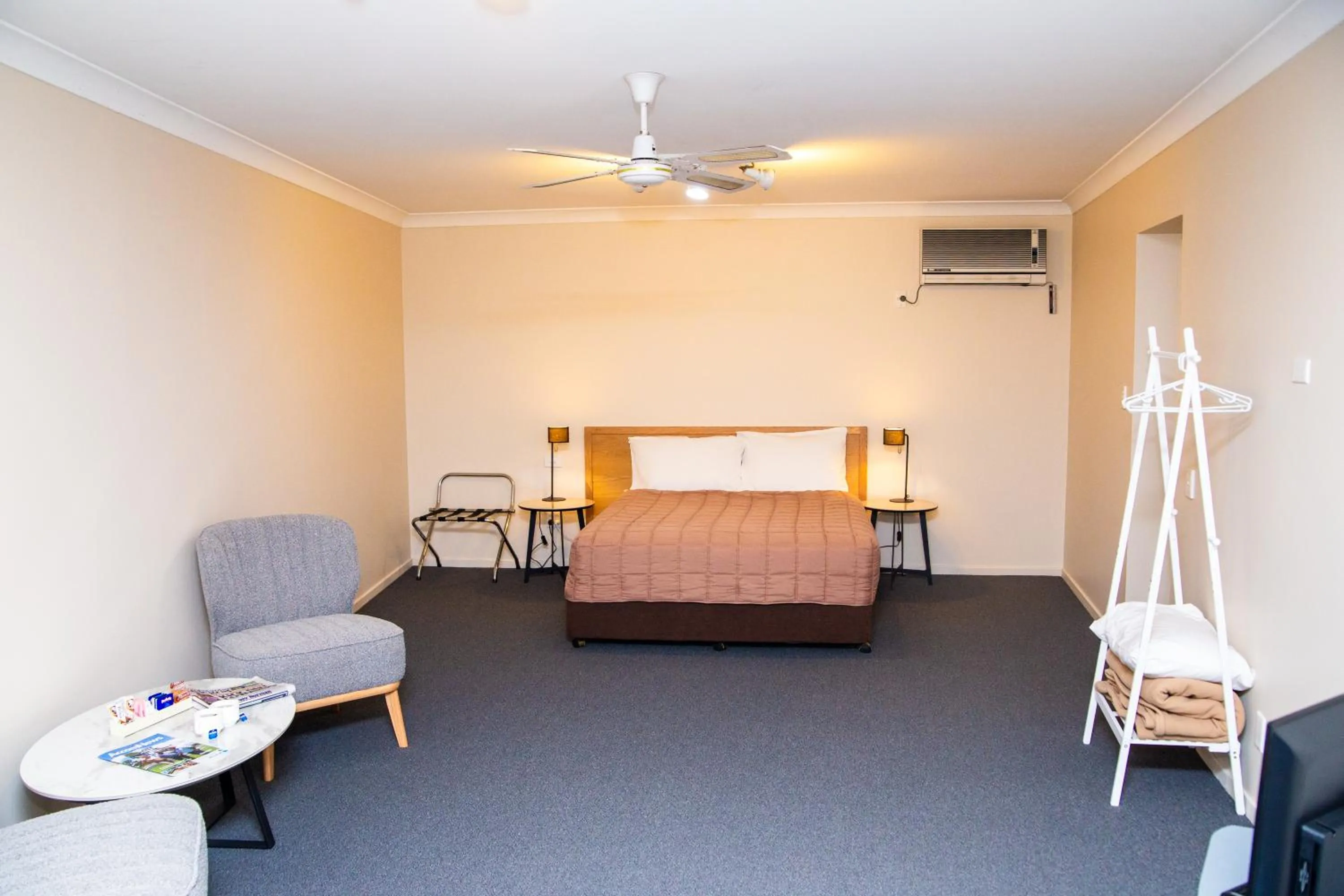 Bed in Nandewar Motor Inn