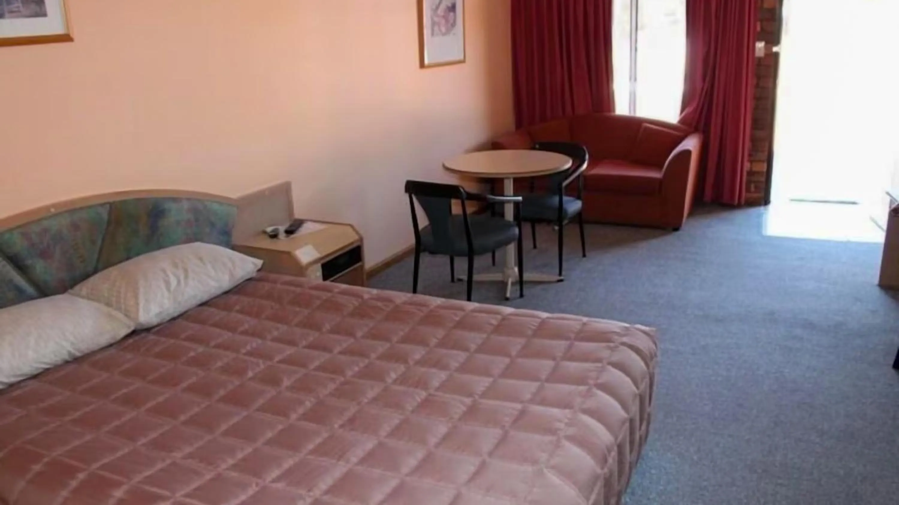 Bed in Nandewar Motor Inn