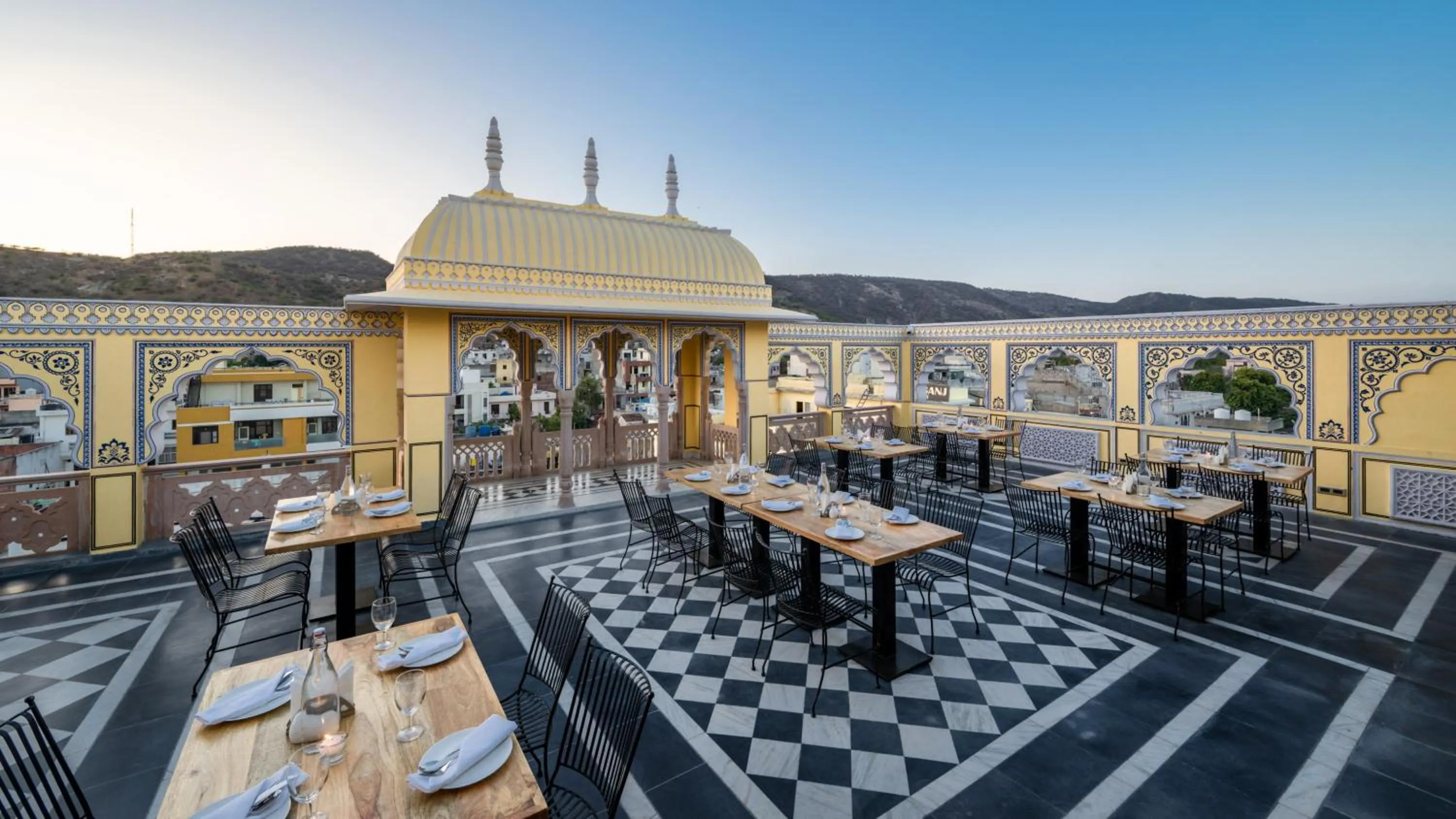 Restaurant/places to eat in Brij Castle