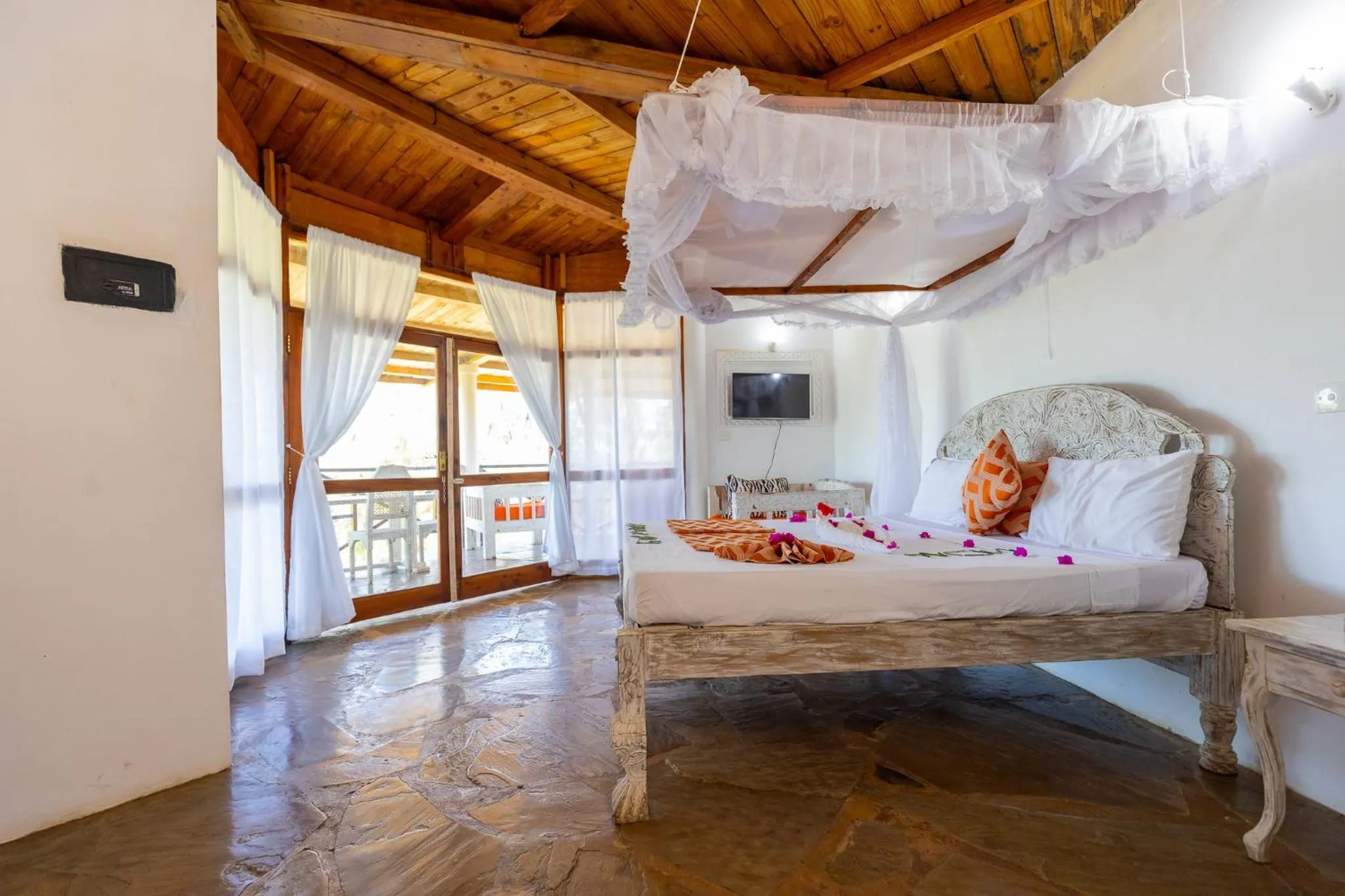 Bed in Silver Rock Boutique Resort by Mokawa - Hotel & Apartments