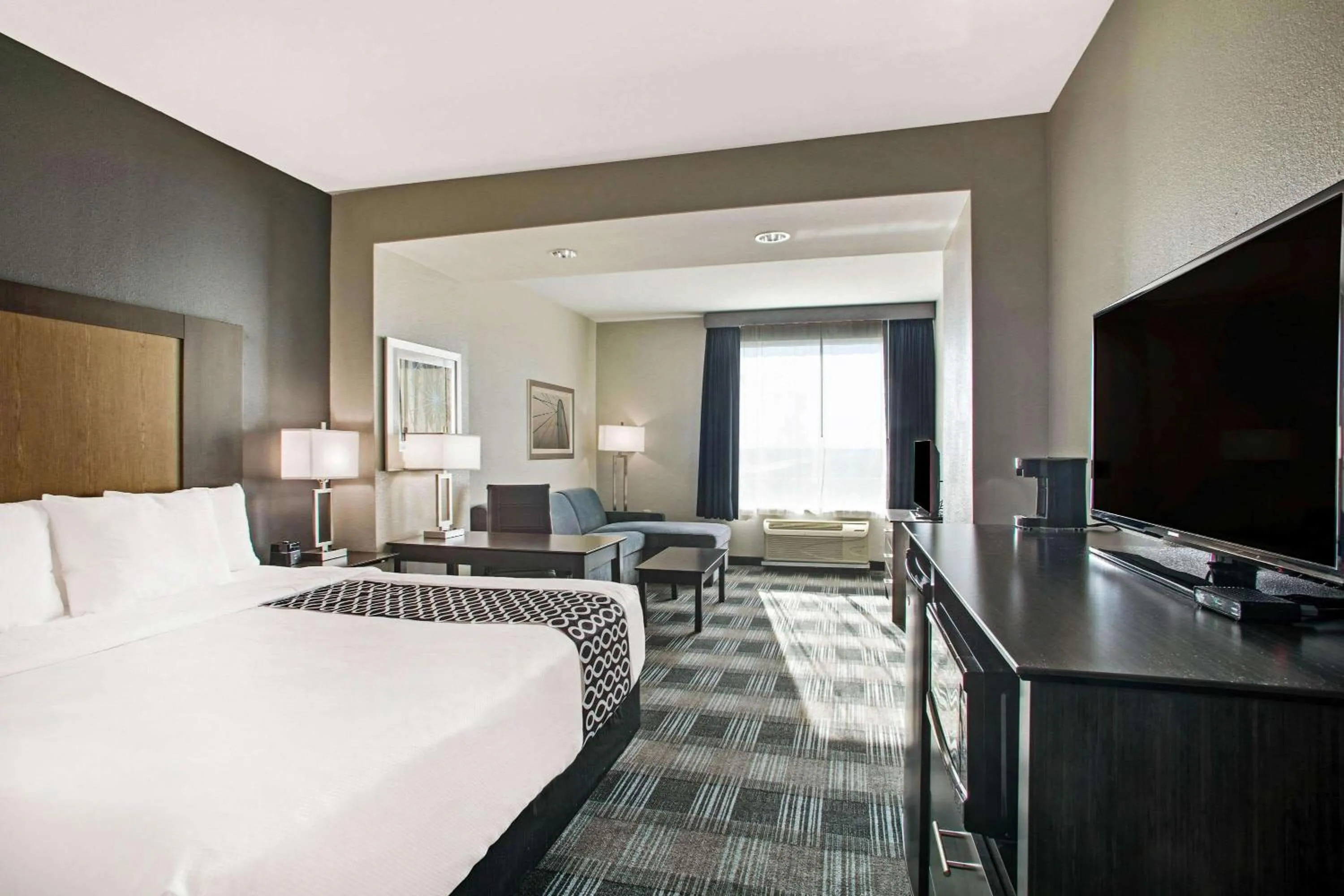 Photo of the whole room, Bed in La Quinta by Wyndham Victoria - South